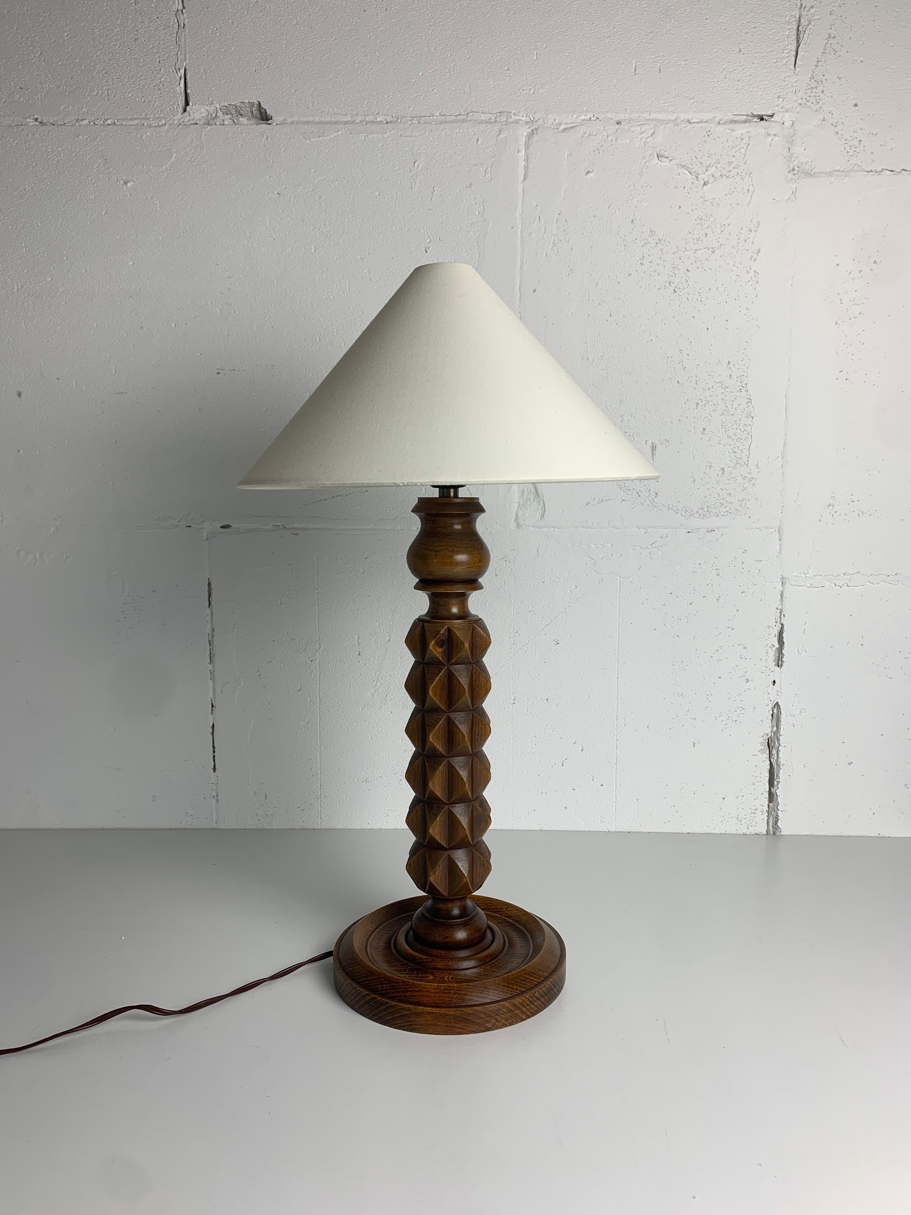 Lampada da tavolo brutalista francese in legno tornito nello stile di Charles Dudouyt, anni '40 in vendita 1
