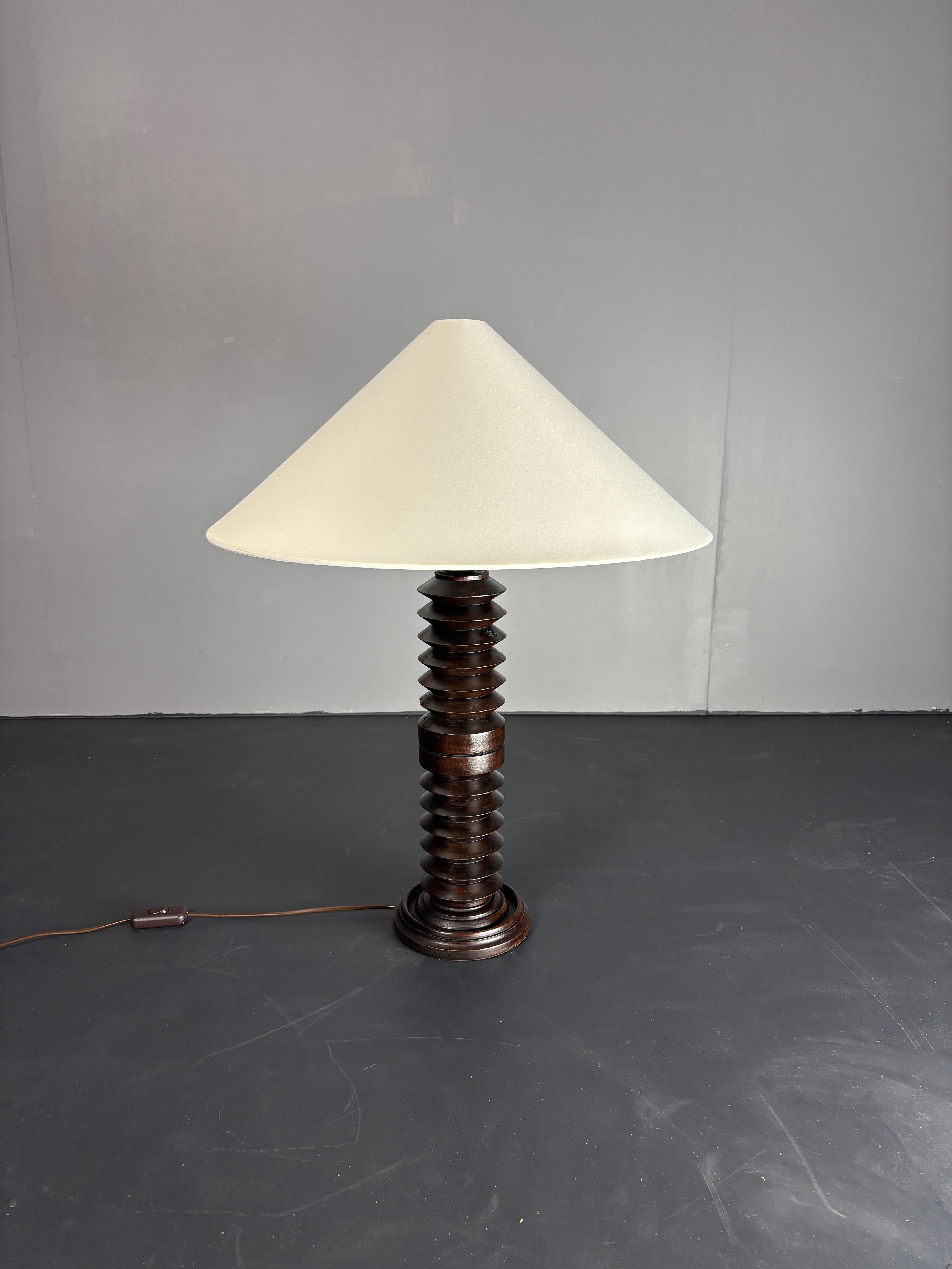 Lampe de table brutaliste française en bois tourné dans le style de Charles Dudouyt, années 1940. en vente 1