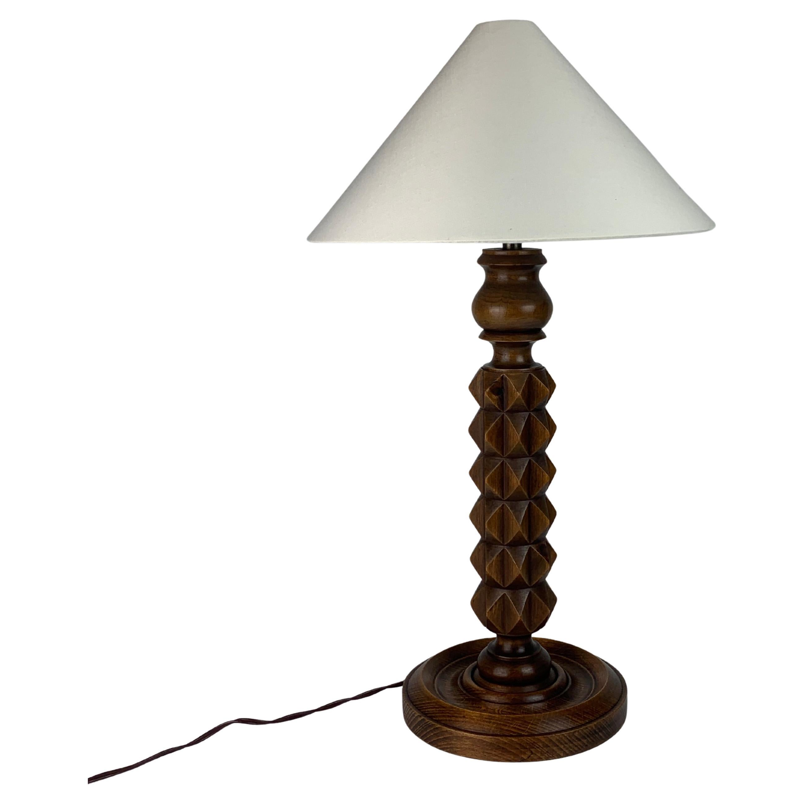 Lampada da tavolo brutalista francese in legno tornito nello stile di Charles Dudouyt, anni '40 in vendita