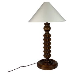 Lampada da tavolo brutalista francese in legno tornito nello stile di Charles Dudouyt, anni '40