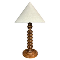 Lampada da tavolo brutalista francese in legno tornito nello stile di Charles Dudouyt, anni '1940
