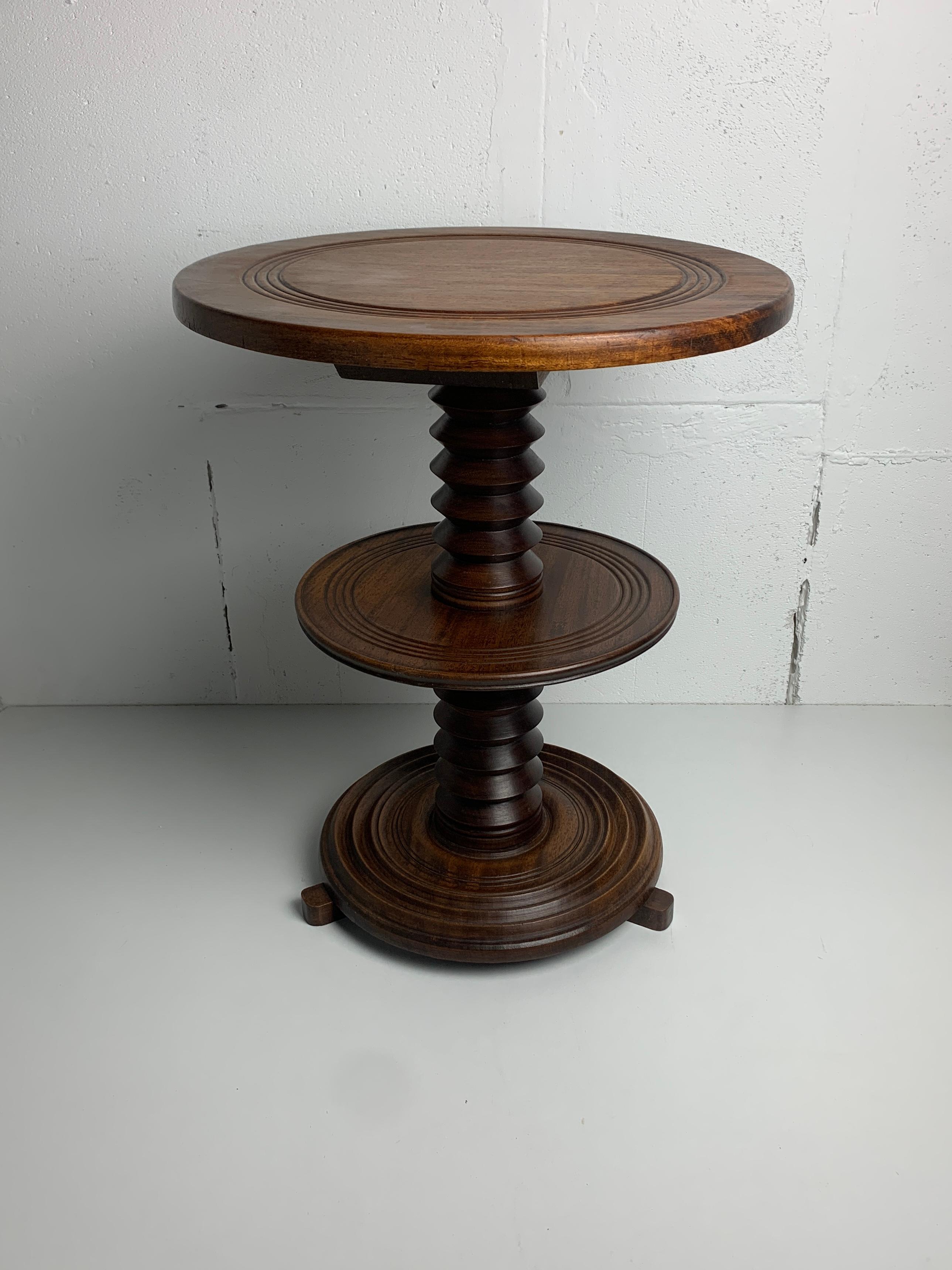 Tavolino o piedistallo in quercia alla maniera di Charles Dudouyt, Francia, anni '50. Questi tavolini sono spesso realizzati con vecchie viti da torchio recuperate. Questa versione a due piani è molto rara e il tavolo è in ottime condizioni vintage,
