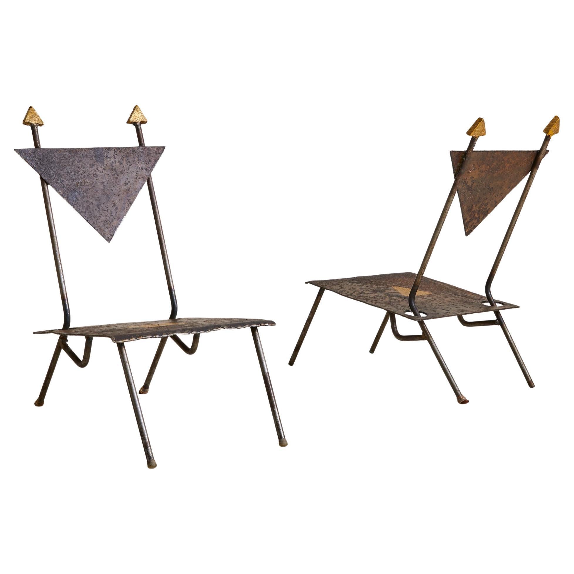 Vendus et tarifés individuellement.

Cette chaise d'appoint française brutaliste de Jean-Jacques Argueyrolles rejette les conventions au profit d'une géométrie mythique. Fabriqué en fer, son dos est défini par un grand triangle orienté vers le bas,