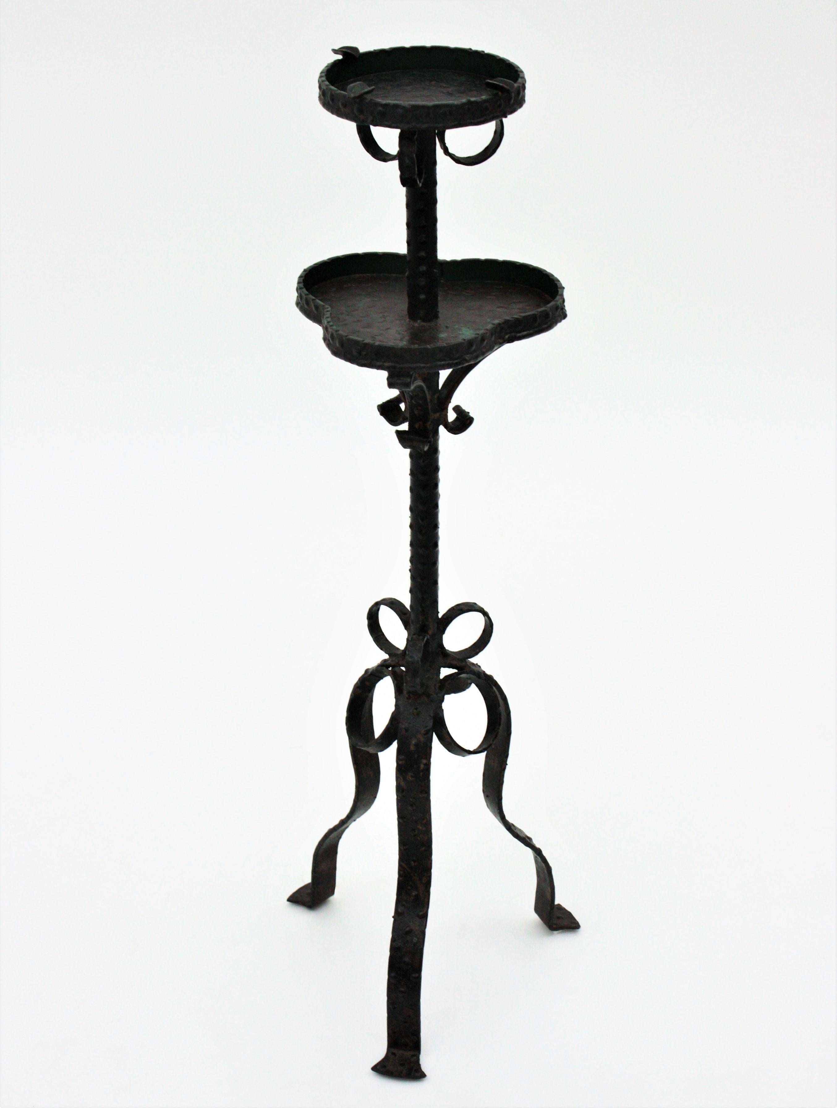 Rare wrought iron Brutalist drinks table with ashtray standing on a tripod base, France, 1950s.
This unusual drinks table has two levels, one to place glasses and one to use as ashtray. It has beautiful rings decorations and scroll details and it