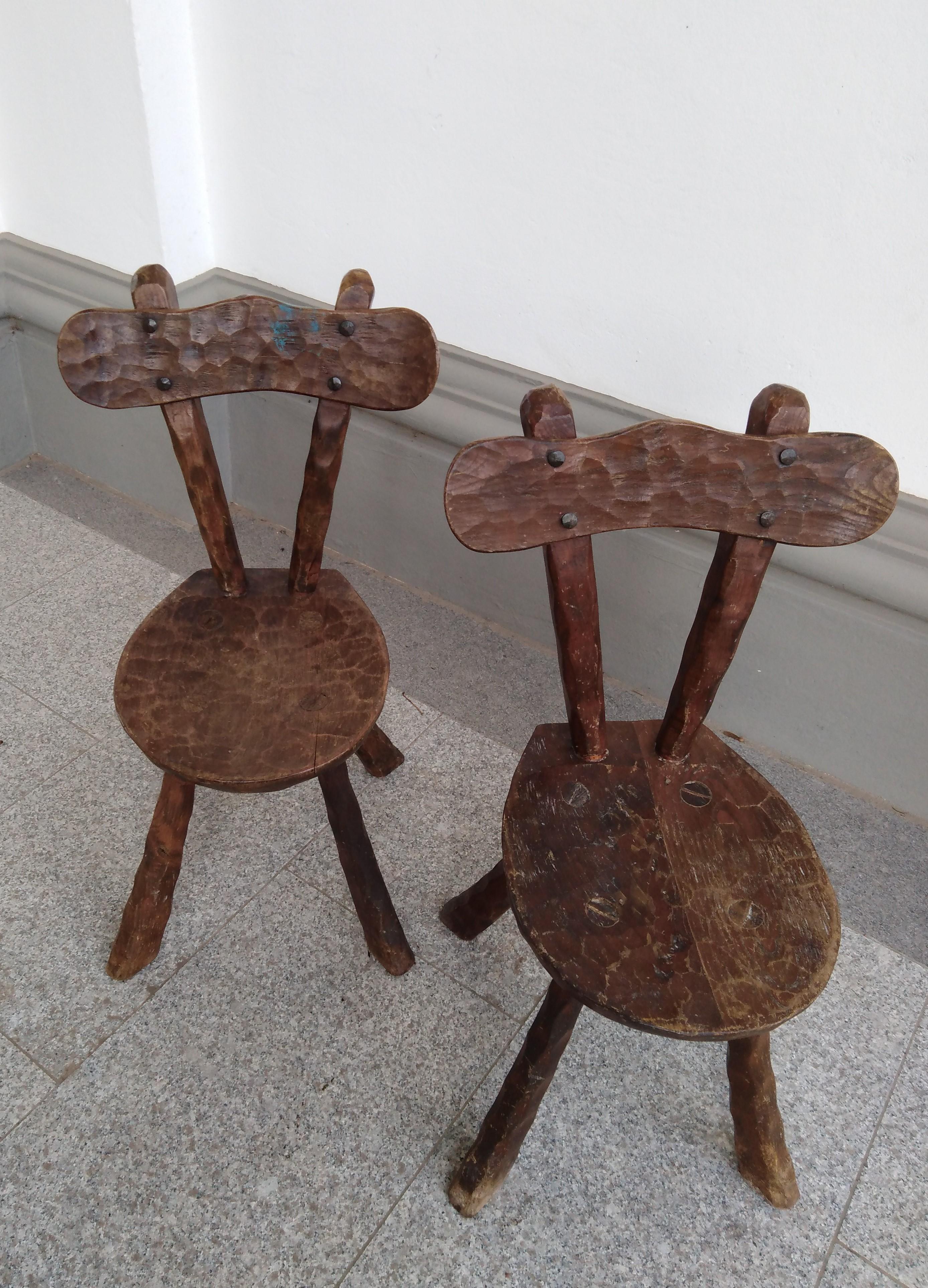 Paire de chaises brutales en bois dans le style d'Alexandre Noll
Dimensions : H : 778 cm x D : 
