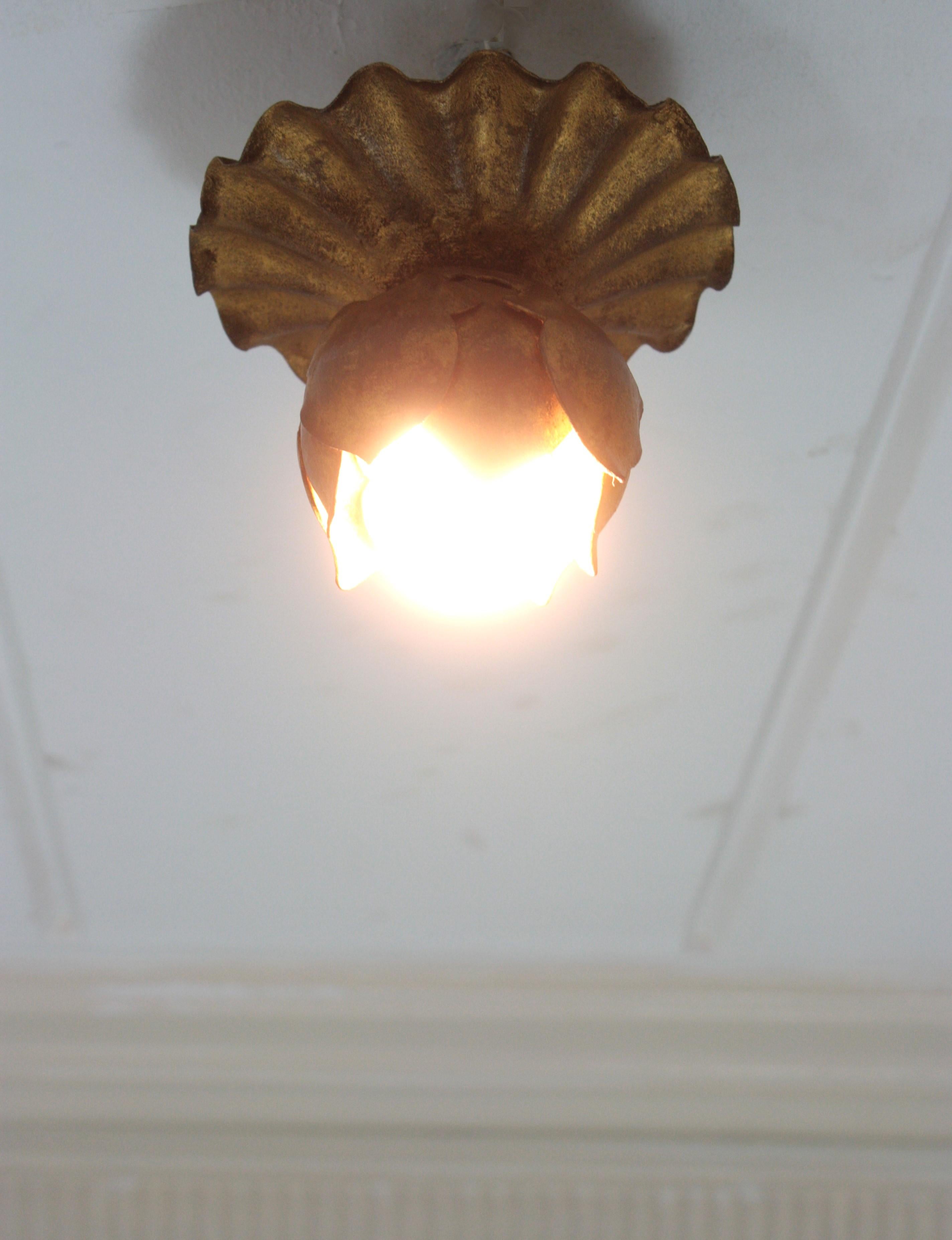 Französische Knospe Blume Flush Mount Leuchte in vergoldetem Eisen im Angebot 6