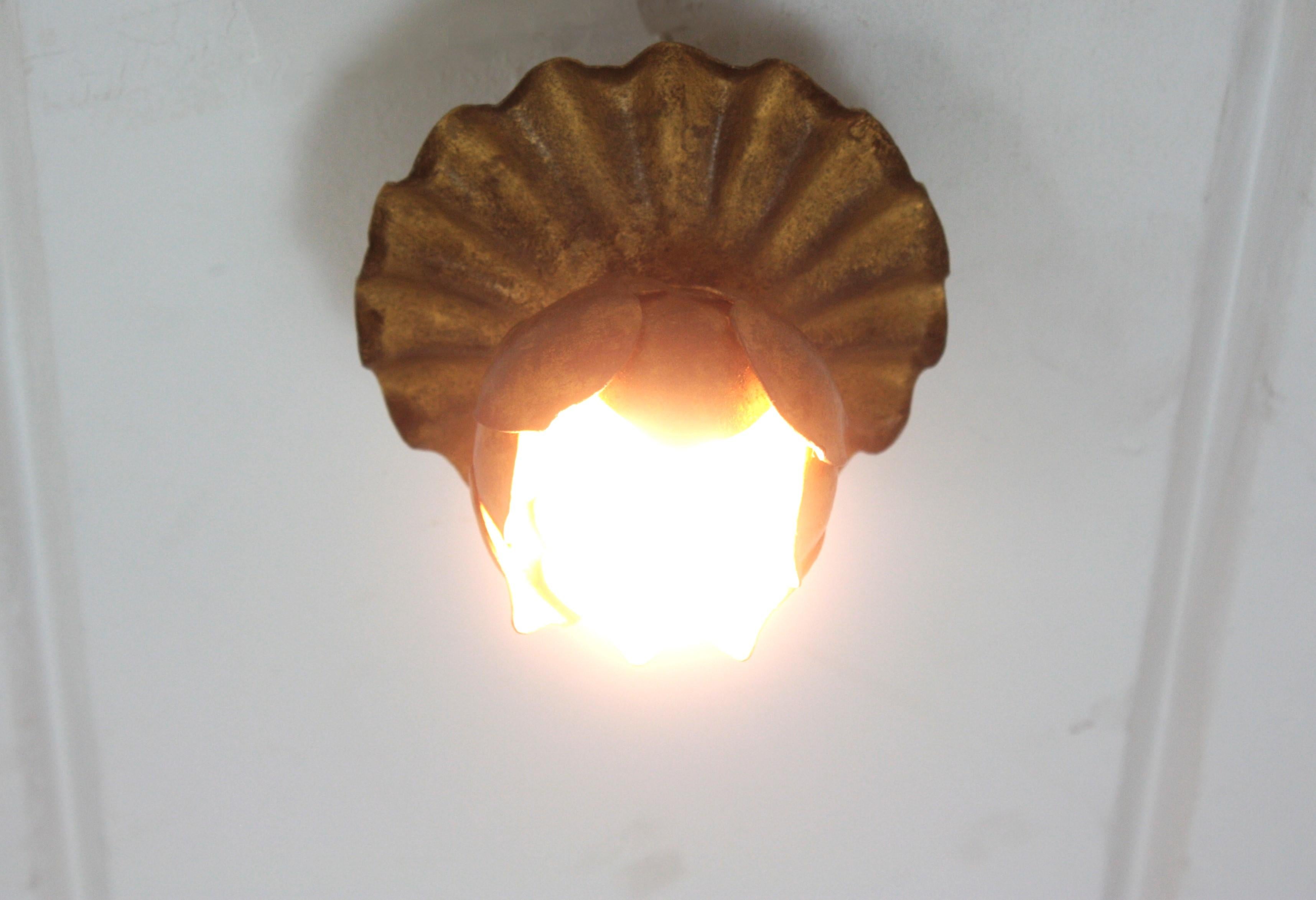 Französische Knospe Blume Flush Mount Leuchte in vergoldetem Eisen im Angebot 7