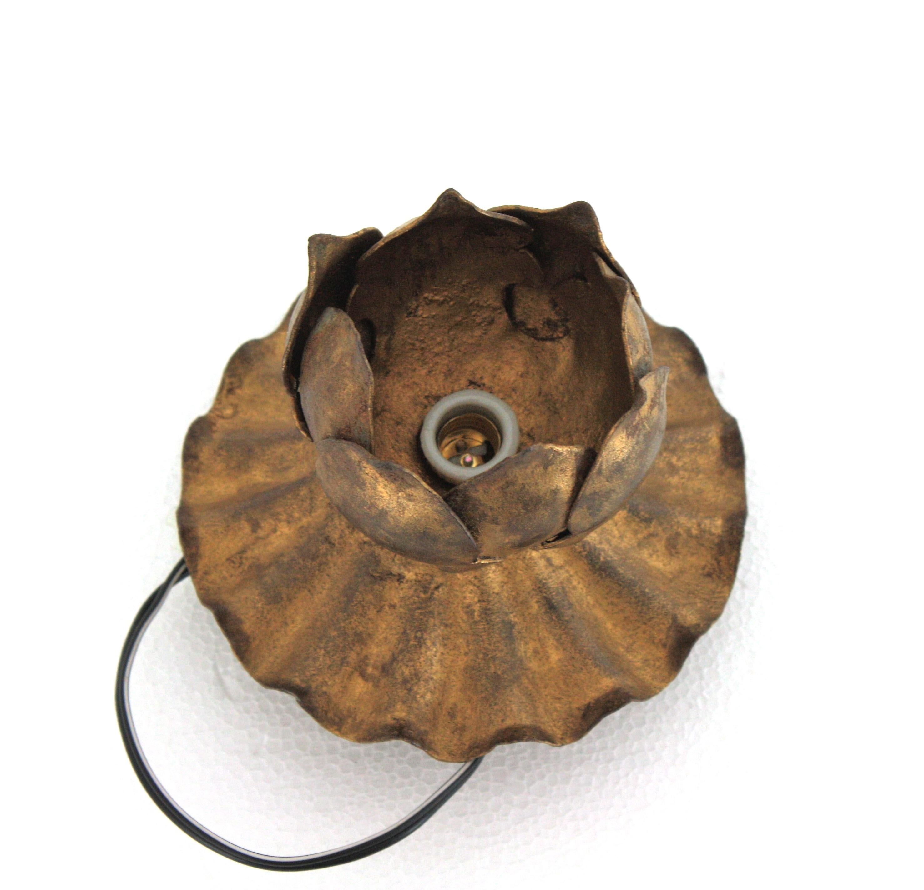 Französische Knospe Blume Flush Mount Leuchte in vergoldetem Eisen im Angebot 9