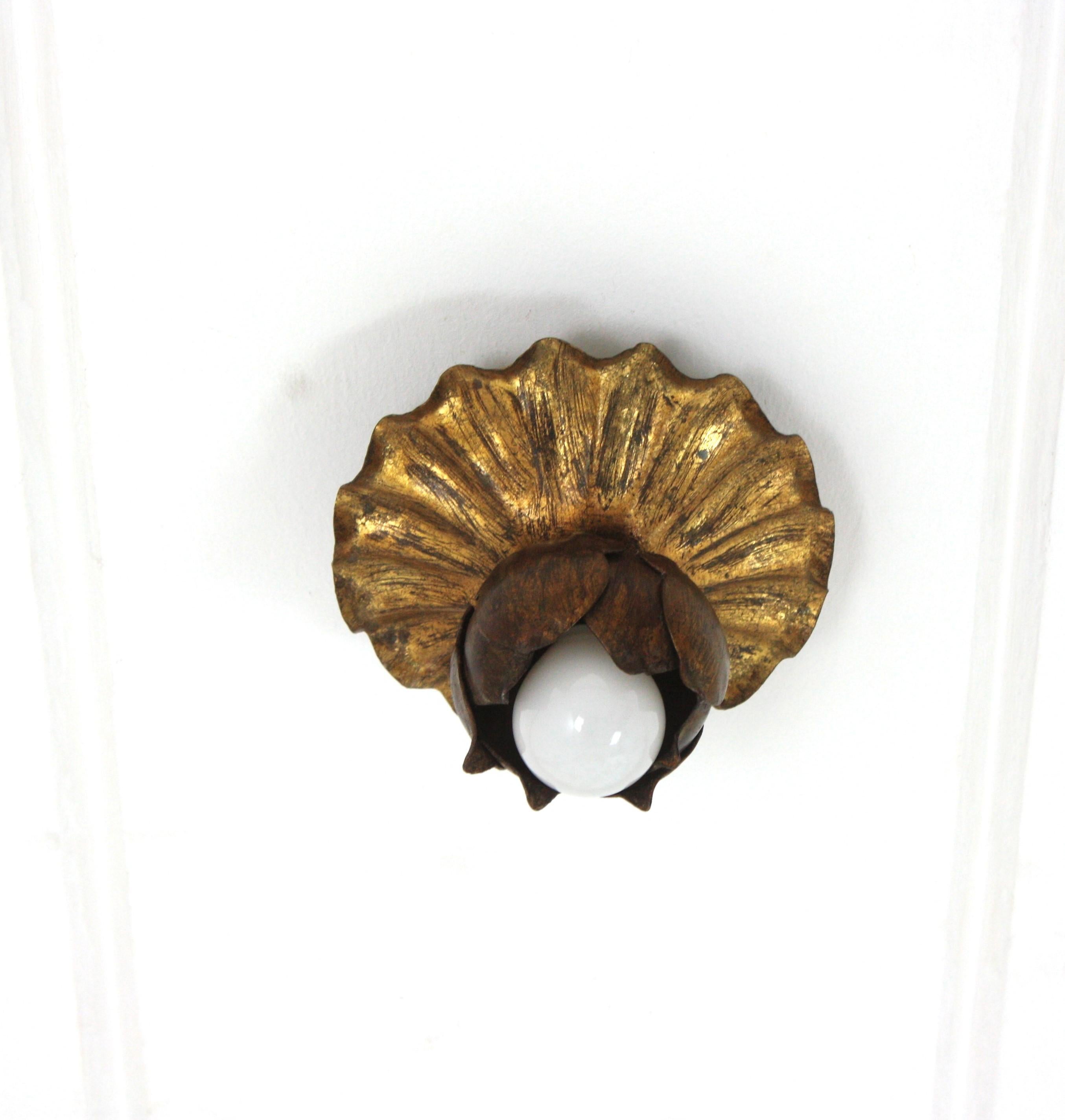 Plafoniera/applique a luce singola con boccioli di fiori, ferro dorato, foglia d'oro
Francia, anni '50
Una bellissima applique da incasso o da parete in ferro battuto dorato Hollywood Regency. Questa graziosa lampada è caratterizzata da una piastra