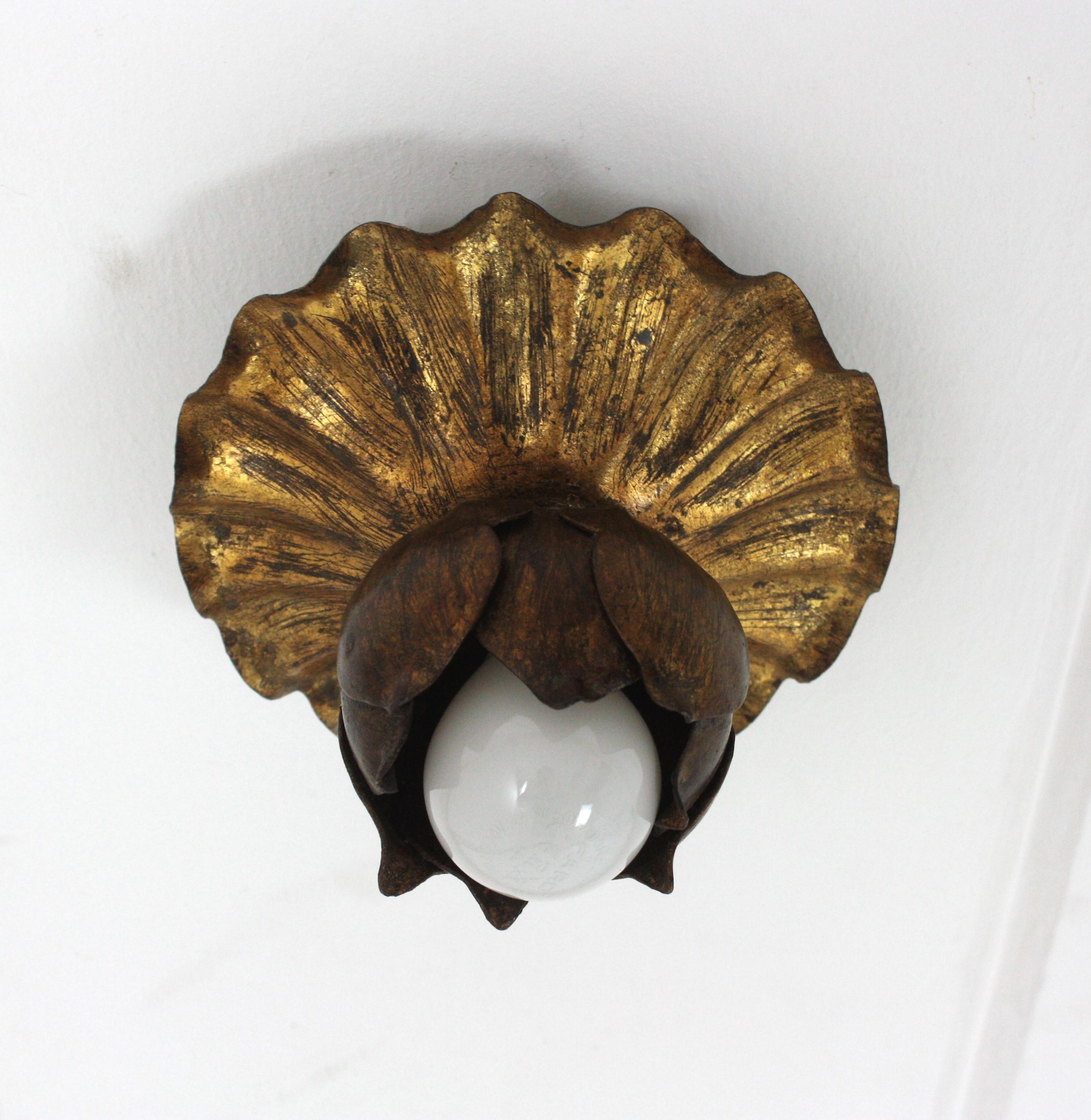 Hollywood Regency Plafoniera a incasso French Bud Flower in ferro dorato