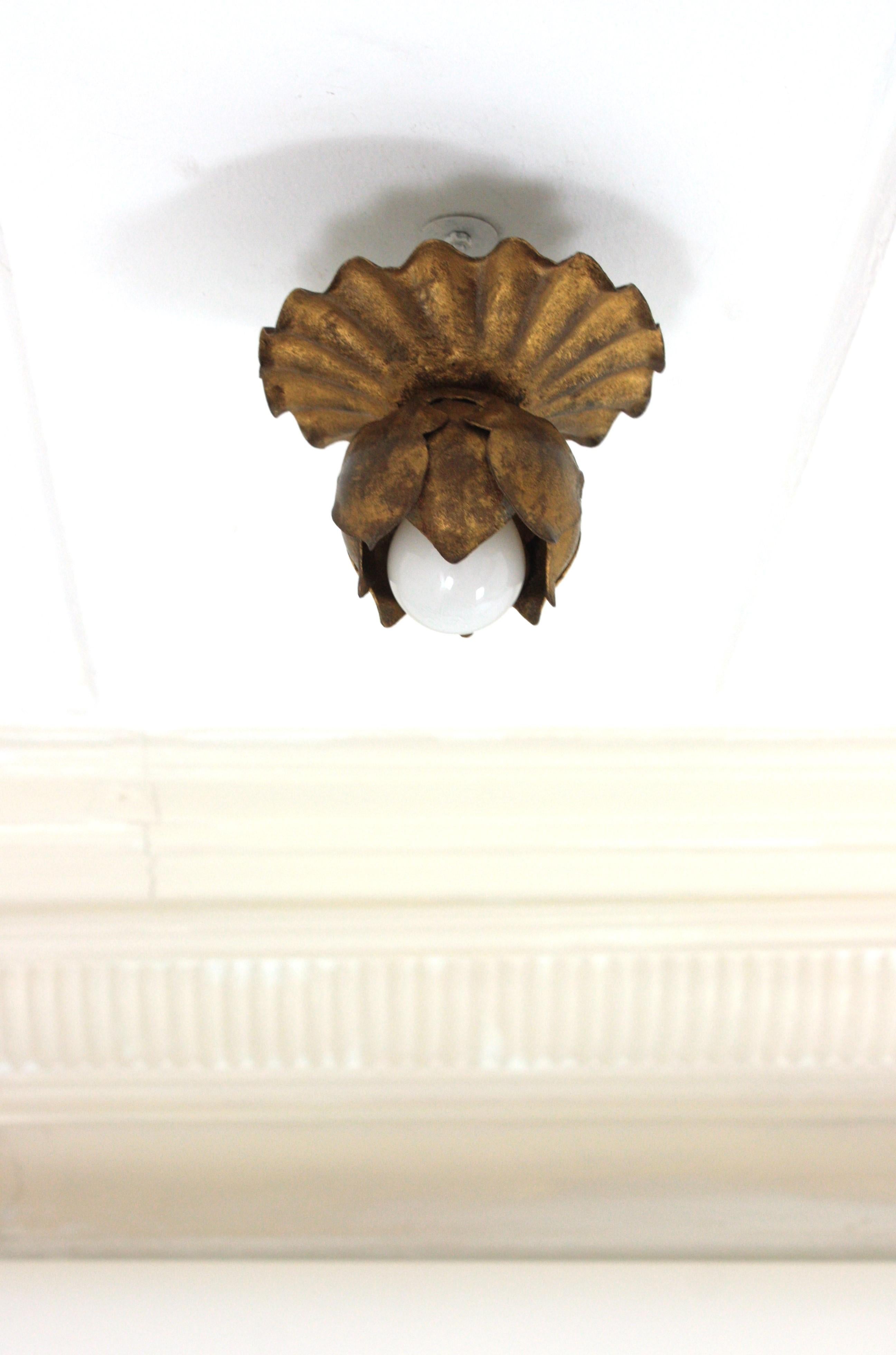 Französische Knospe Blume Flush Mount Leuchte in vergoldetem Eisen (Vergoldet) im Angebot