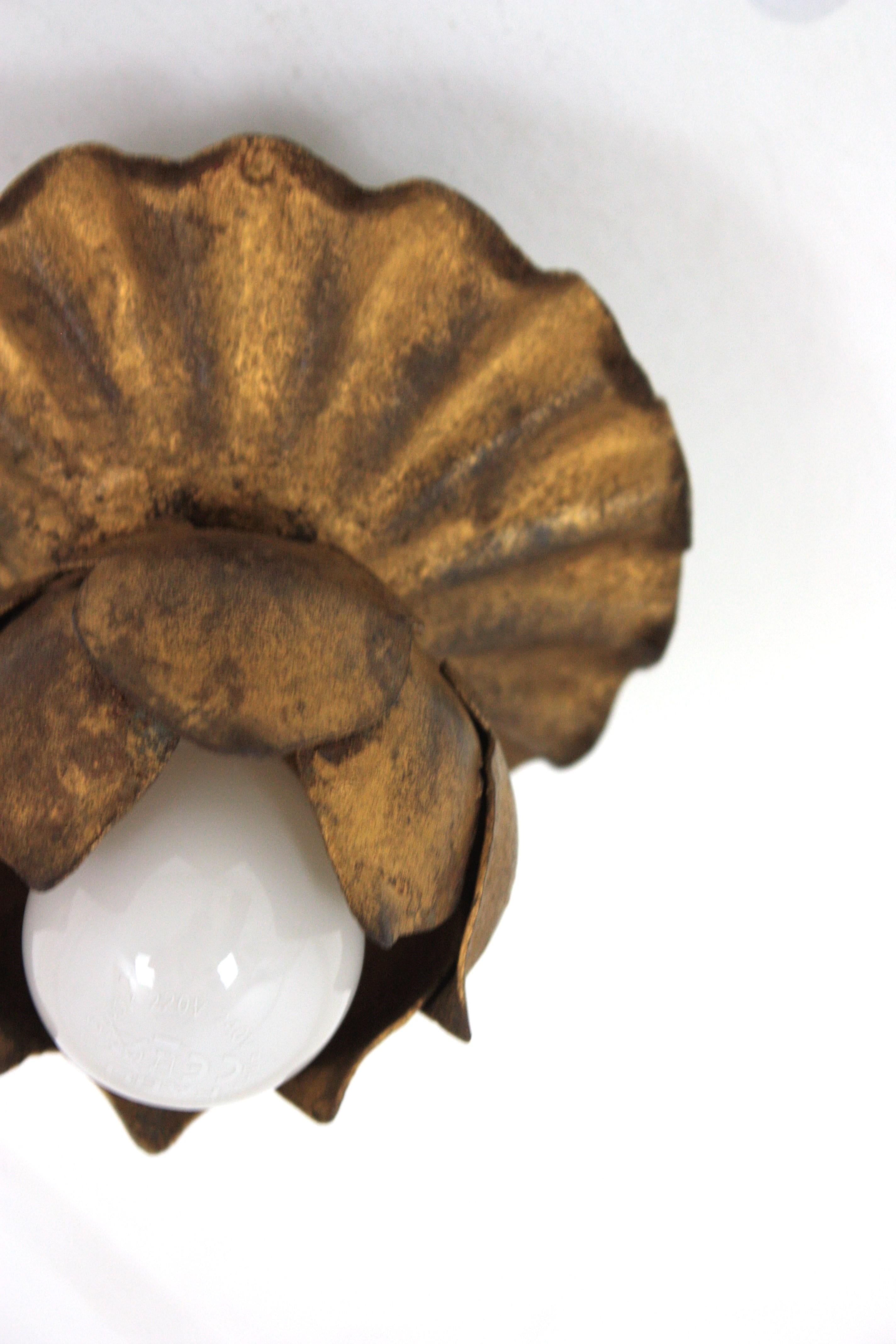 Französische Knospe Blume Flush Mount Leuchte in vergoldetem Eisen (20. Jahrhundert) im Angebot