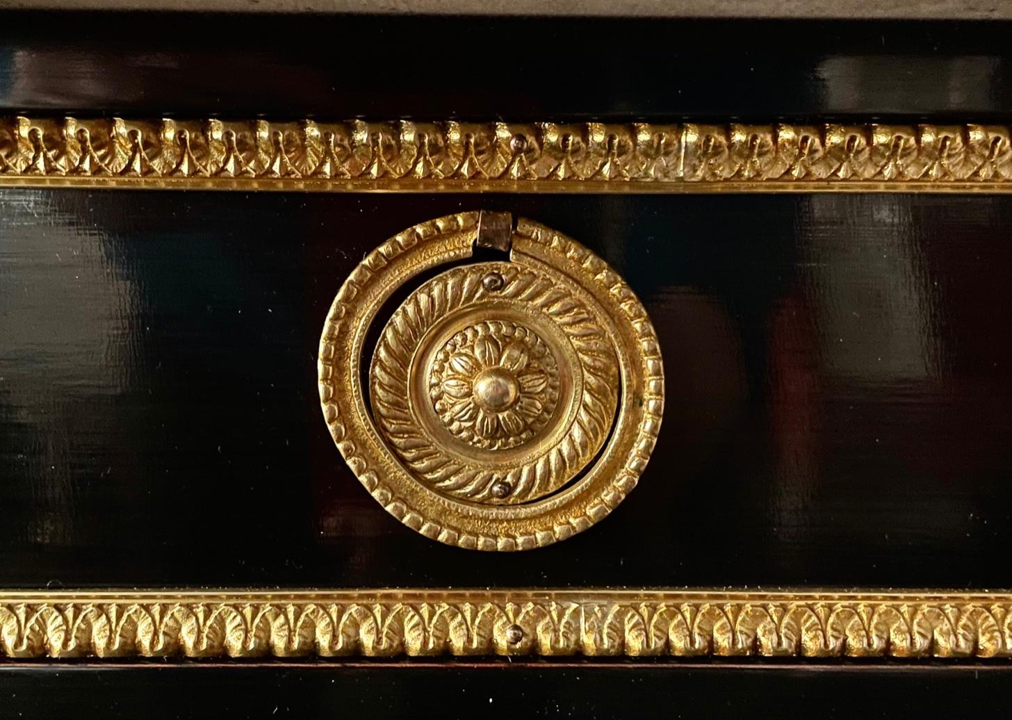 Buffetschrank im Louis-XVI-Stil, ebonisiert und mit Marmorplatte im Angebot 6