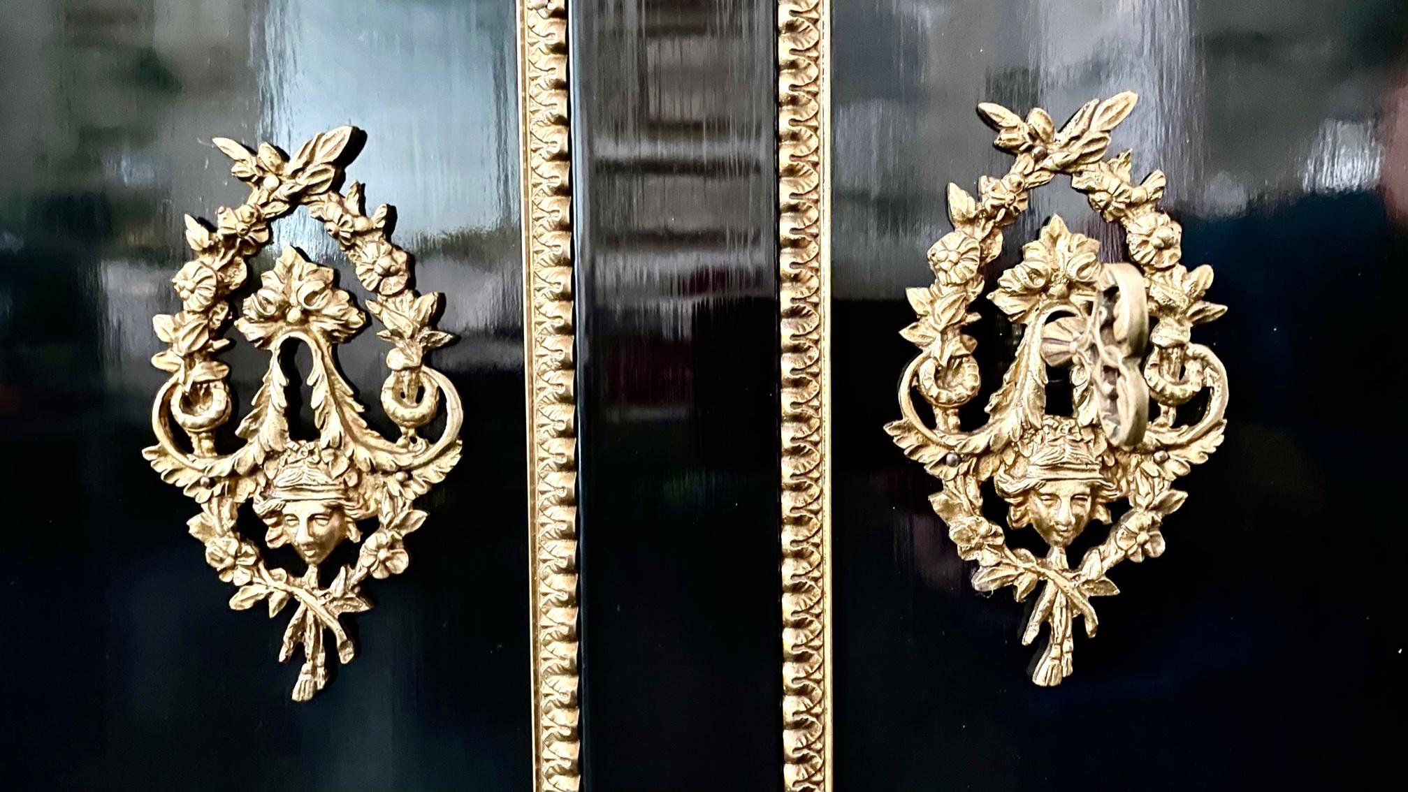 Buffetschrank im Louis-XVI-Stil, ebonisiert und mit Marmorplatte im Angebot 9