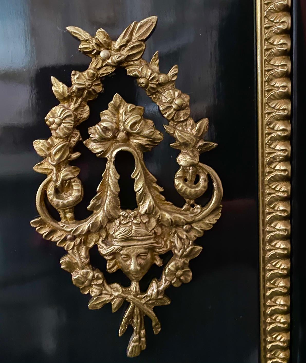 Meuble de rangement français de style Louis XVI, ébénisé avec dessus en marbre en vente 11