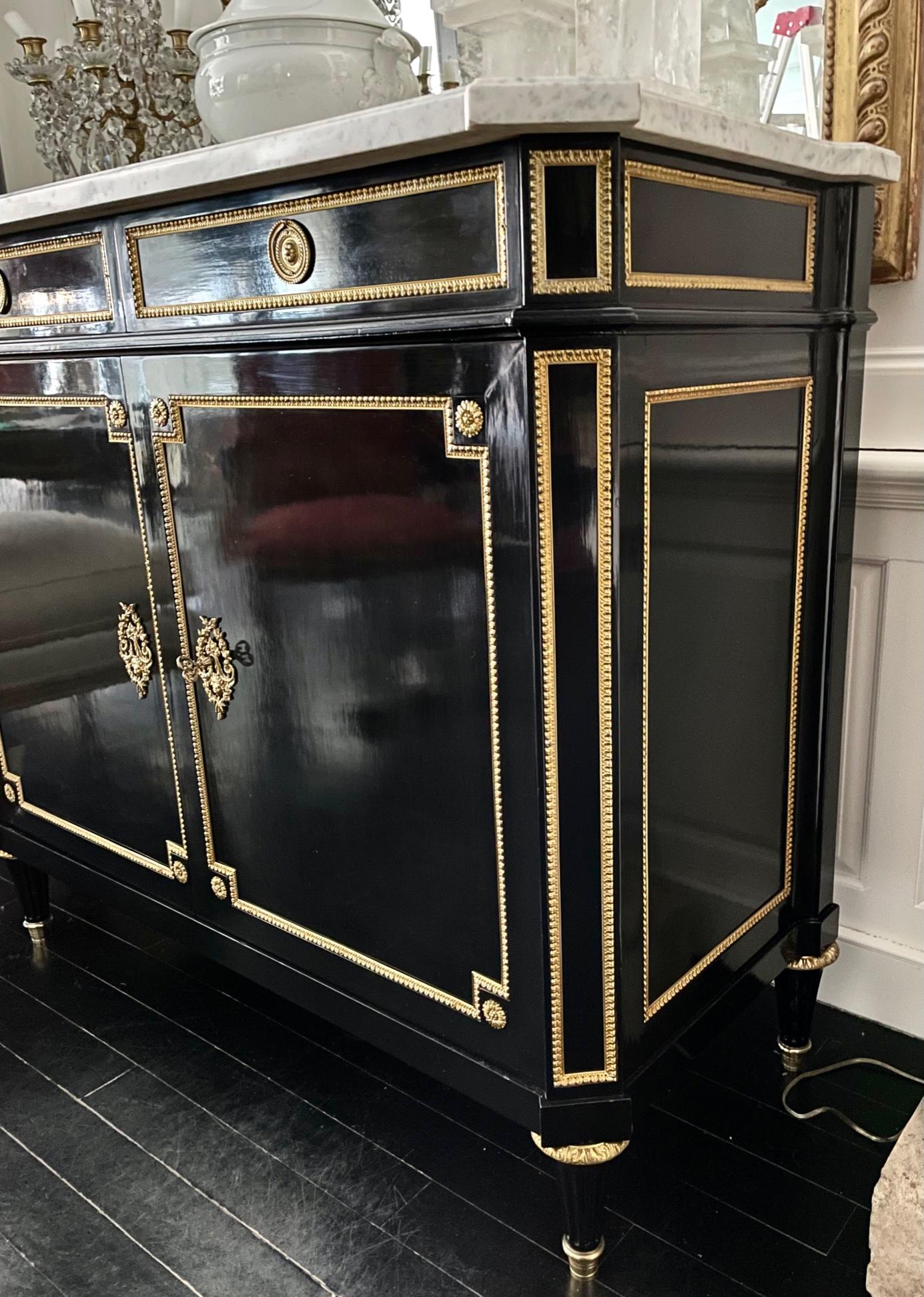 Marmo Mobile buffet francese, stile Luigi XVI, ebanizzato con piano in marmo in vendita