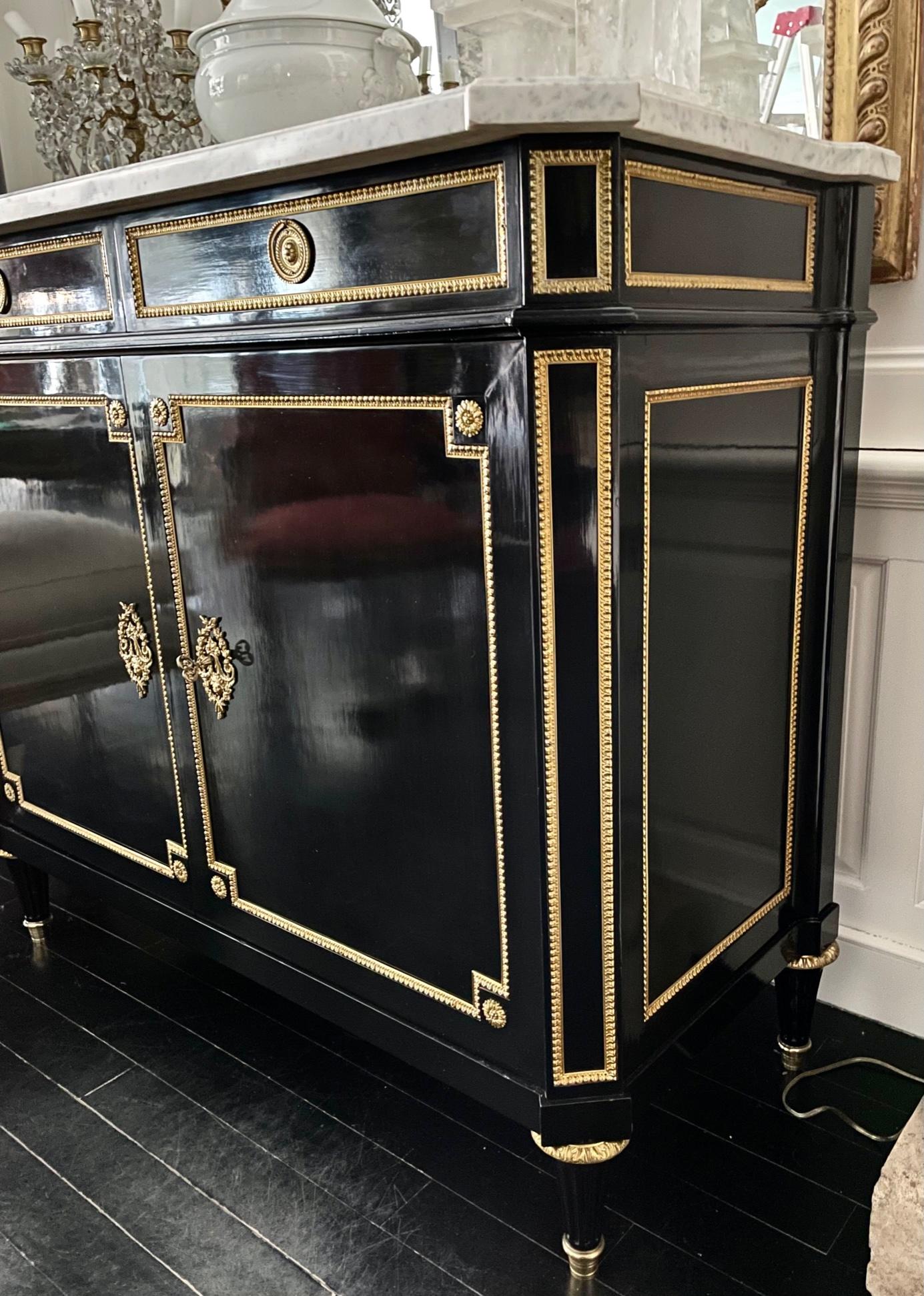 Meuble de rangement français de style Louis XVI, ébénisé avec dessus en marbre Bon état - En vente à Montreal, Quebec