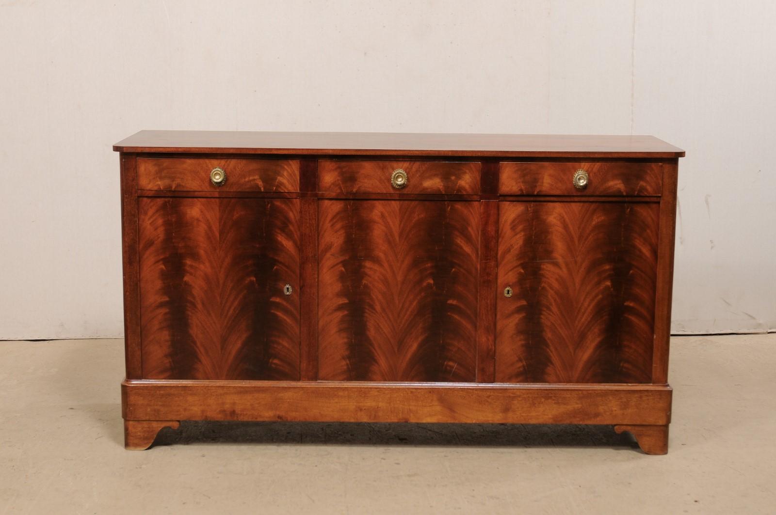 French Buffet Cabinet with Gorgeous Fire-Grain Mahogany Veneer, Mid 20th Century 5