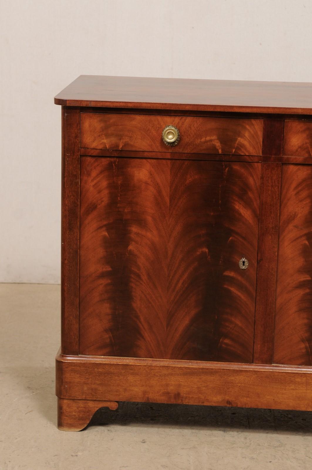 French Buffet Cabinet with Gorgeous Fire-Grain Mahogany Veneer, Mid 20th Century 6