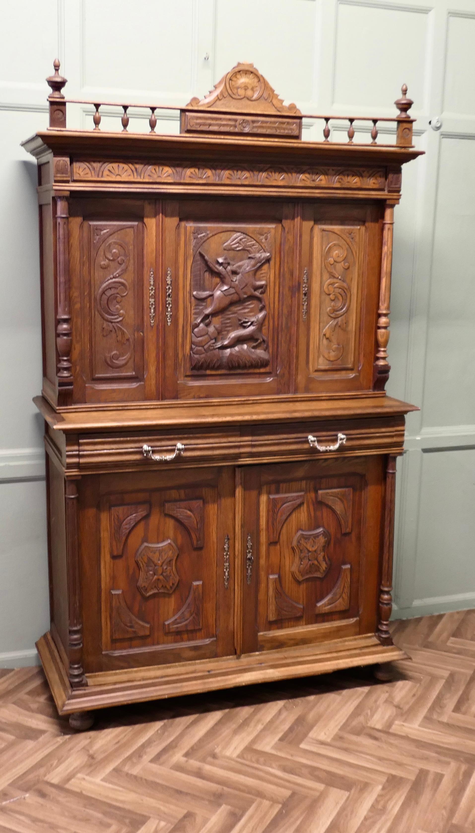 French Buffet de Corp, Carved Oak Game Cupboard (Französische Provence) im Angebot