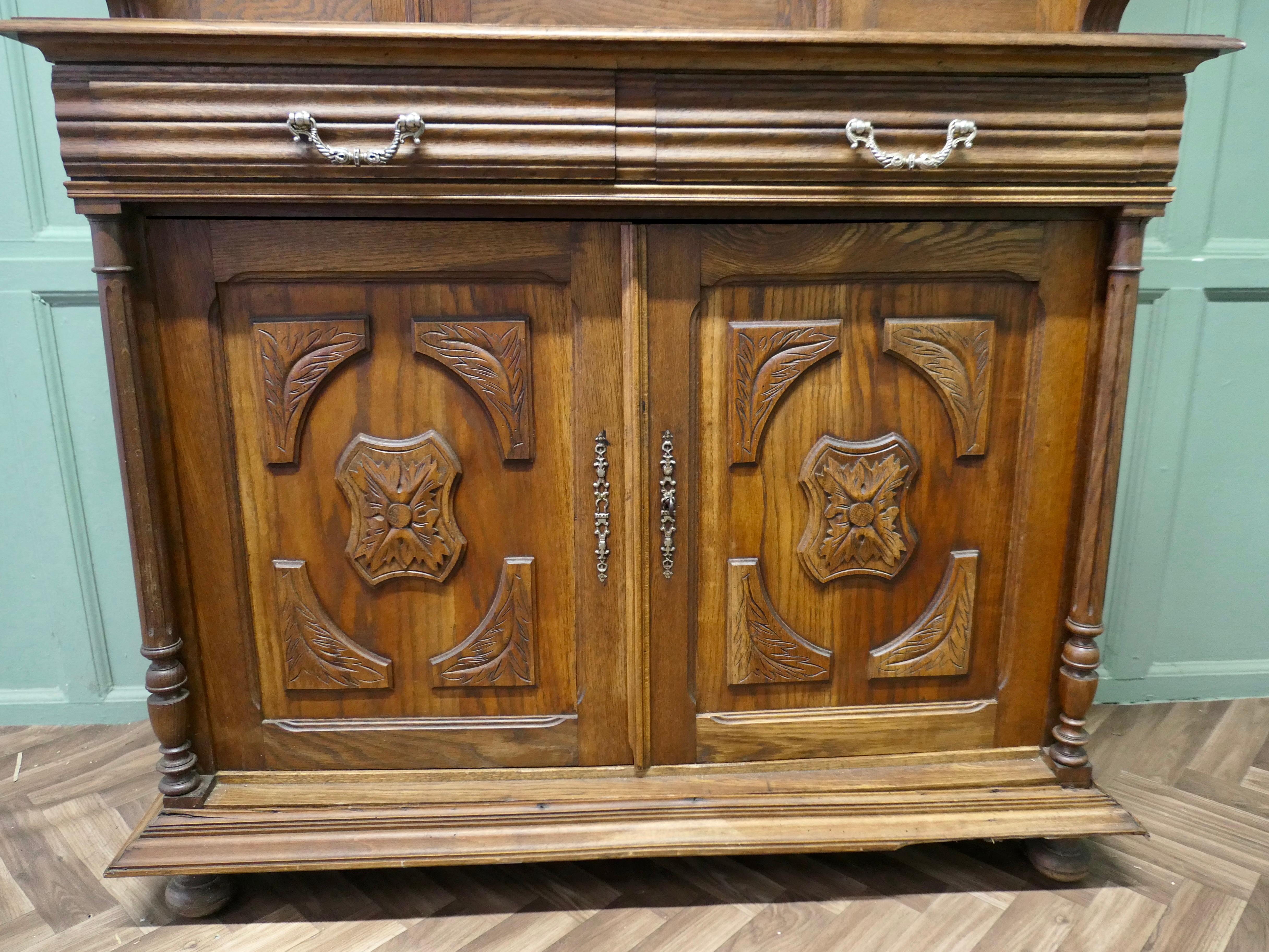 French Buffet de Corp, Carved Oak Game Cupboard im Zustand „Gut“ im Angebot in Godshill, Isle of Wight