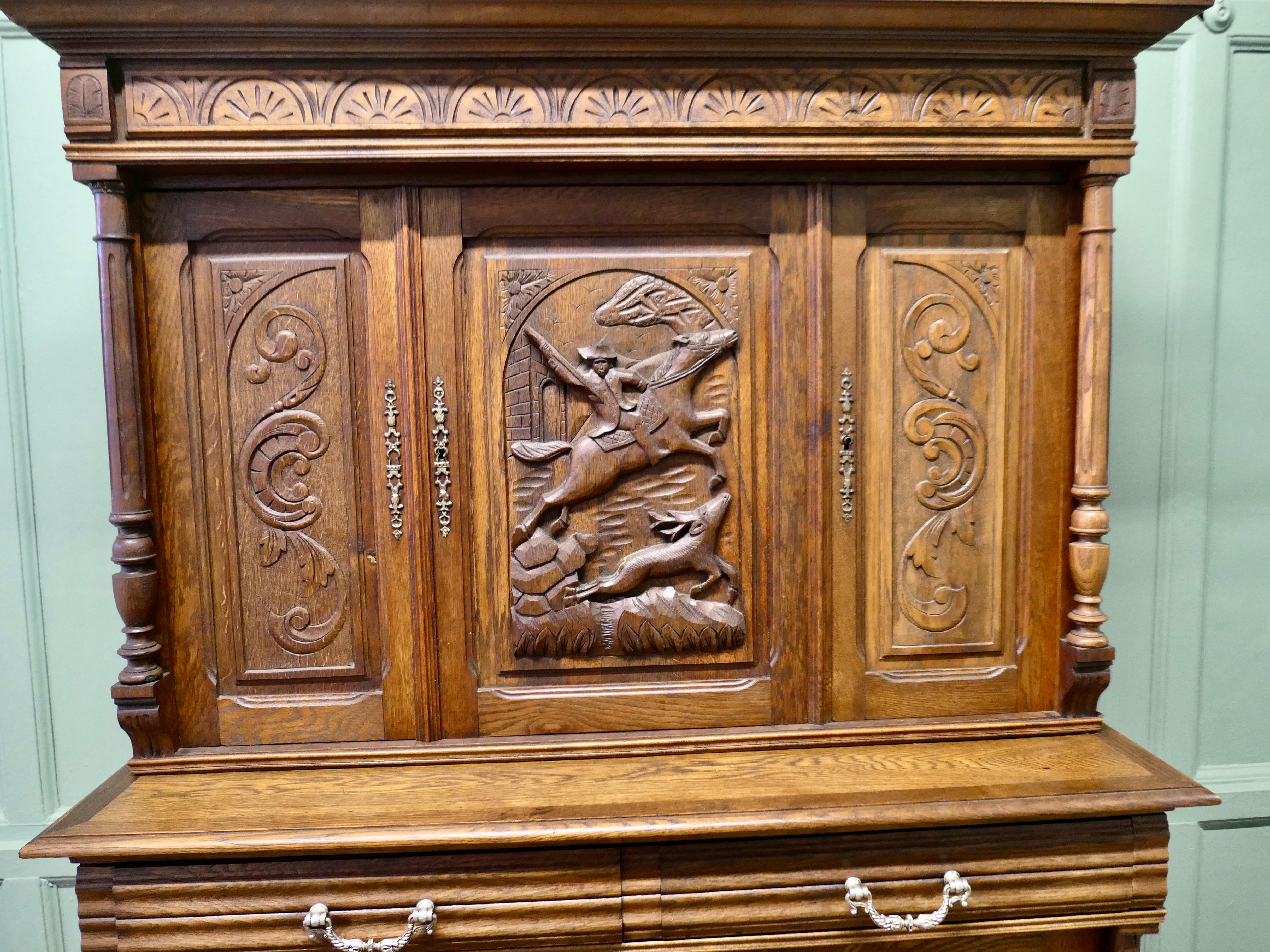 French Buffet de Corp, Carved Oak Game Cupboard (Eichenholz) im Angebot