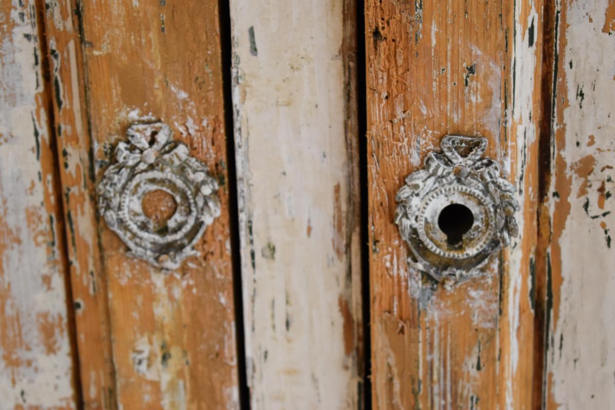 Questo buffet deux corps vanta una finitura scrostata che gli conferisce un aspetto unico e strutturato, esaltandone il fascino antico e il carattere. Il processo di raschiatura rivela le venature naturali del legno, aggiungendo una patina di tempo