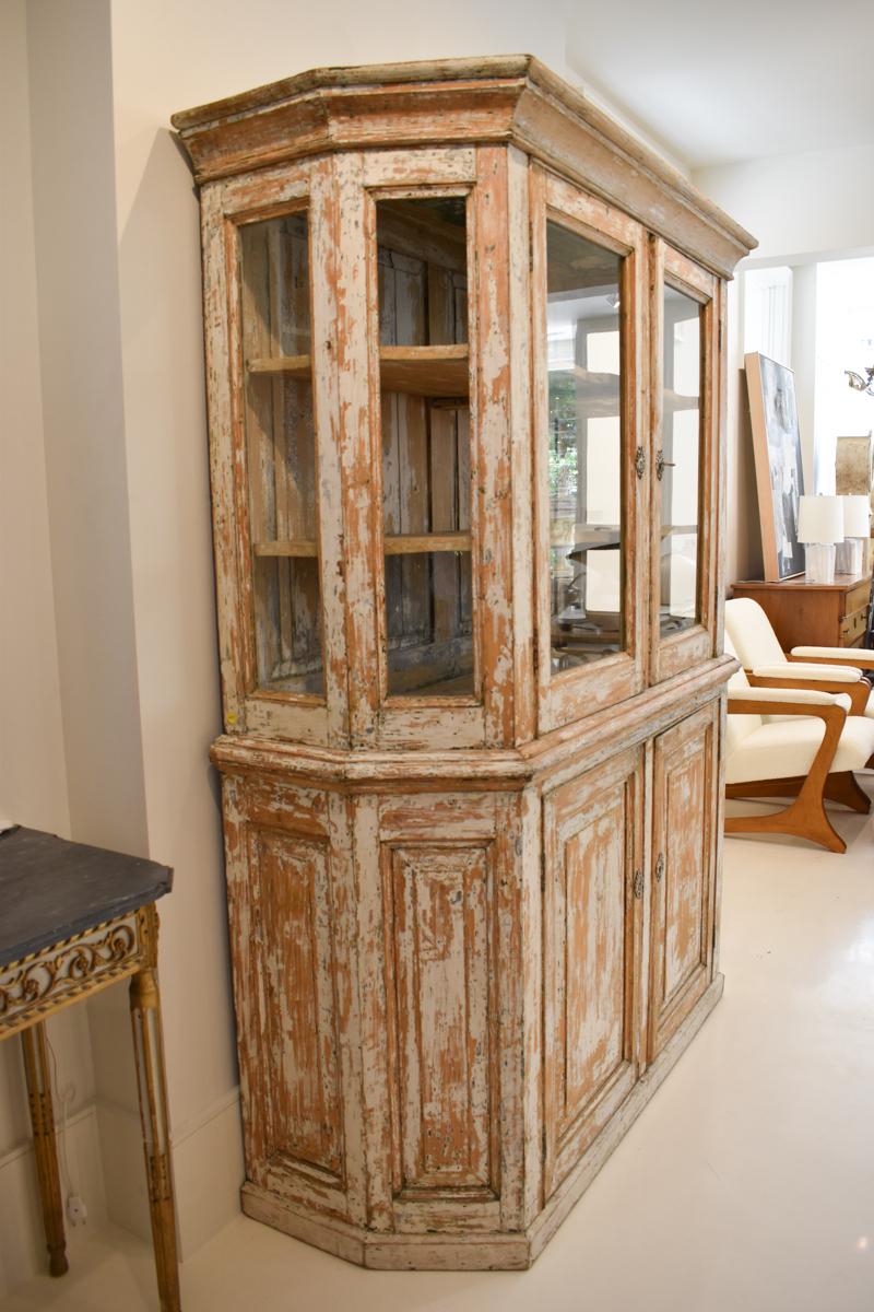 Buffet francese Deux Corps - XVIII secolo, con patina originale scrostata In condizioni discrete in vendita a New Orleans, LA