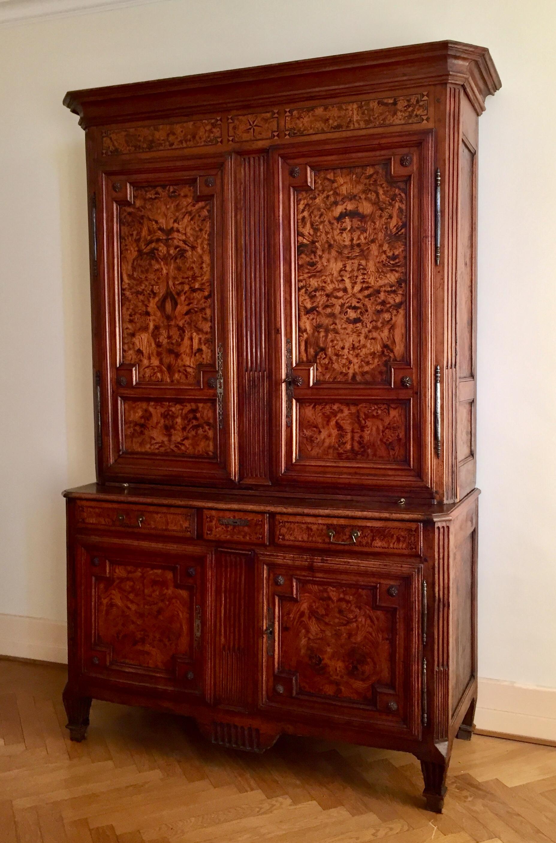 Buffet français Deux Corps Bressan du 19ème siècle en ronce de noyer et bois de cerisier style Lxvi en vente 13