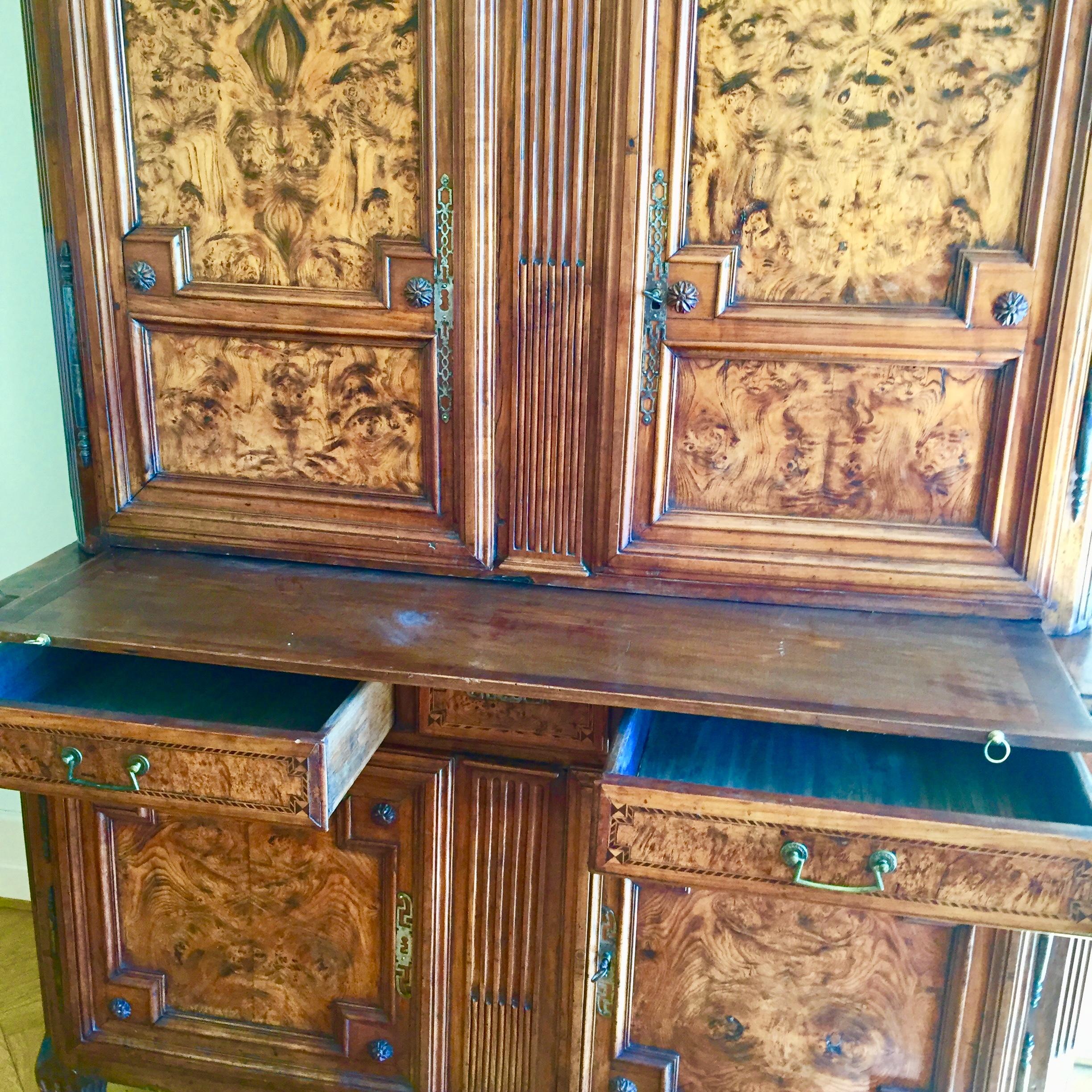 Buffet français Deux Corps Bressan du 19ème siècle en ronce de noyer et bois de cerisier style Lxvi en vente 2