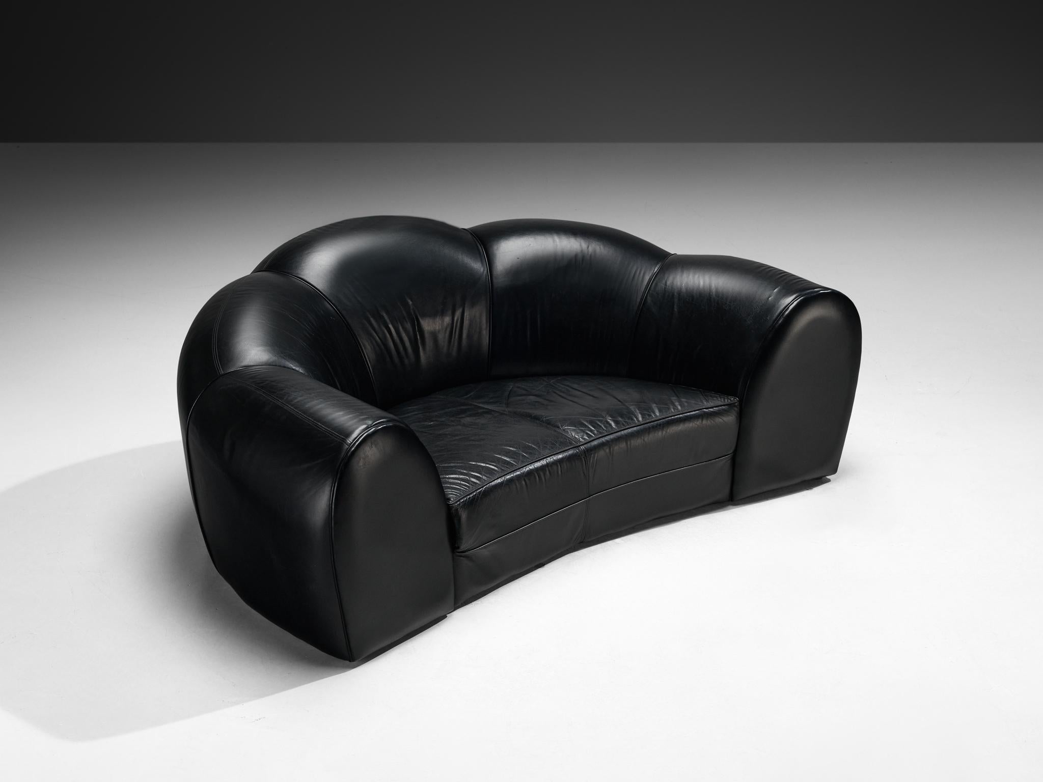 Divano, pelle, Francia, anni '70

Questo straordinario divano in pelle, progettato e realizzato in Francia negli anni '70, è una vera e propria rappresentazione dell'approccio innovativo e artistico dell'epoca al design dei mobili. La forma audace e