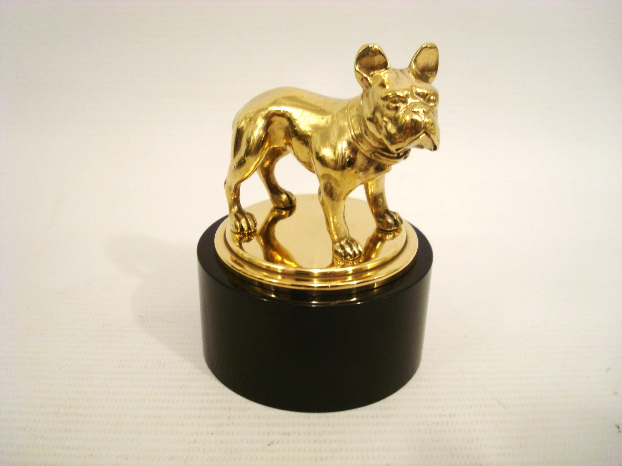 Figura di bulldog francese in bronzo / scultura fermacarte da scrivania - Austria 1920´s.
 Condizioni molto buone. Il bronzo è montato su una base di marmo nero belga.

Una statua di un bulldog in piedi su una base cilindrica nera. Il bulldog è