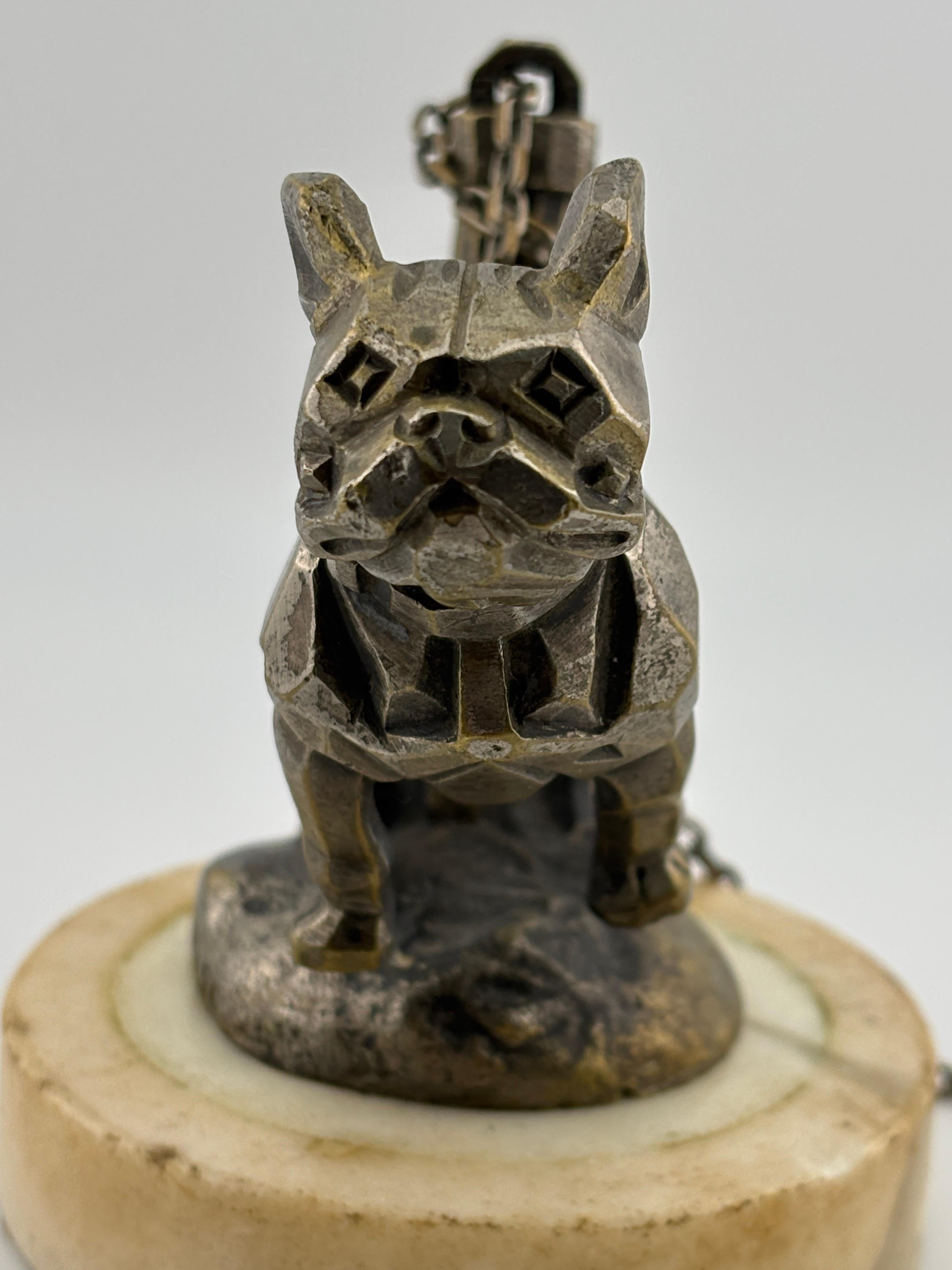 Französische Bulldogge an Kette/Marvel Hood's Figur/Art Deco/1920's/Marmor Stand für Damen oder Herren im Angebot
