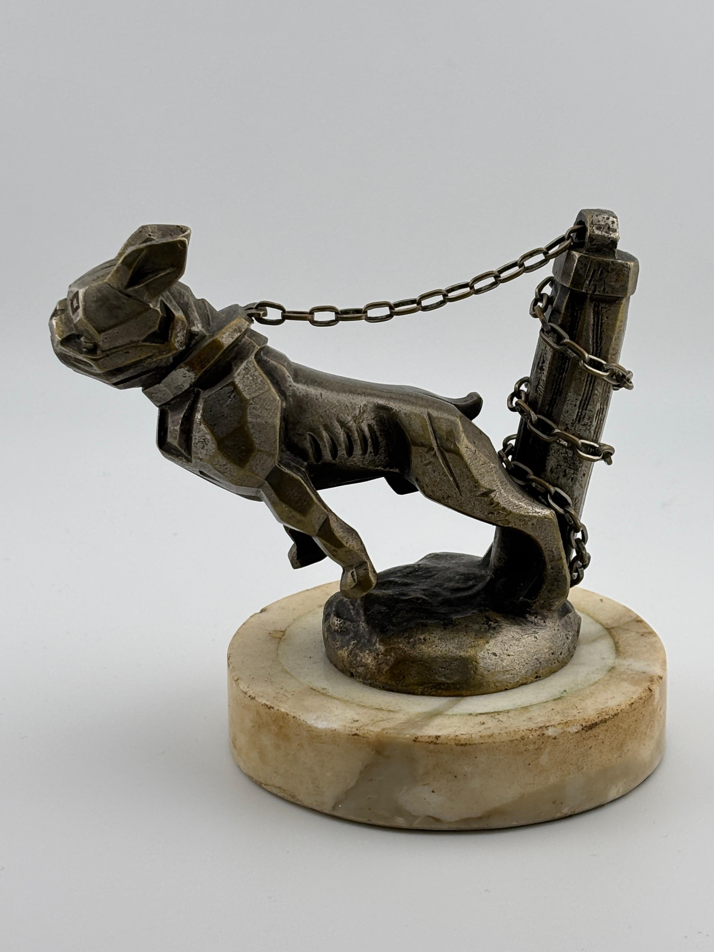 Französische Bulldogge an Kette/Marvel Hood's Figur/Art Deco/1920's/Marmor Stand im Angebot 1