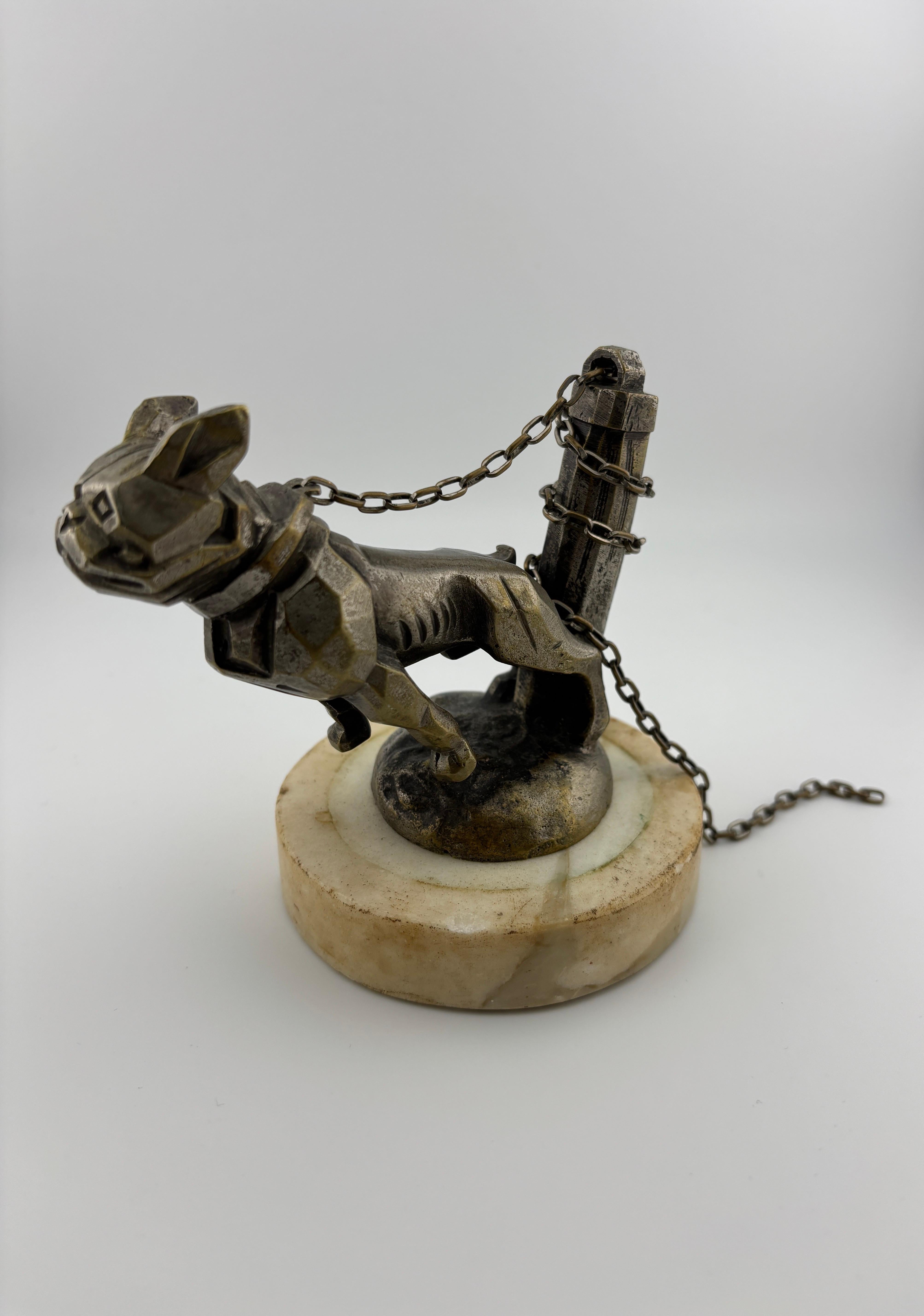 Französische Bulldogge an Kette/Marvel Hood's Figur/Art Deco/1920's/Marmor Stand im Angebot 3