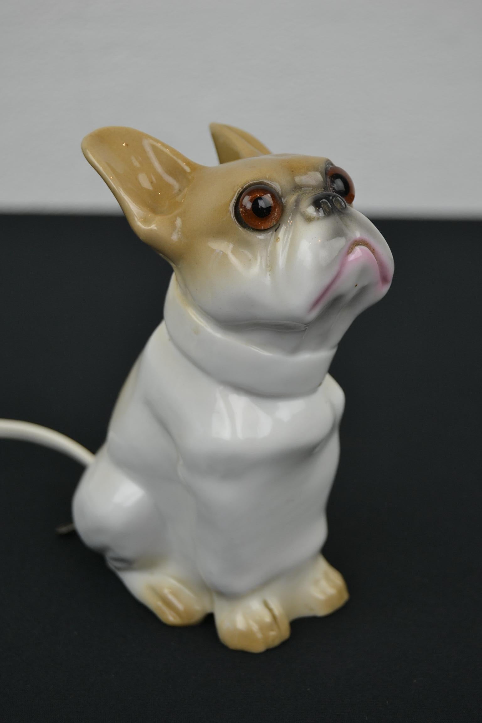 Französische Bulldogge Parfüm leicht. 
Eine Porzellanskulptur einer Bulldogge in den Farben weiß und hellbraun / karamellbraun. Dieser Luftreiniger - Parfümleuchte hat einen Porzellanstempel im Inneren. 

Diese antike Bulldoggen-Skulptur ist in
