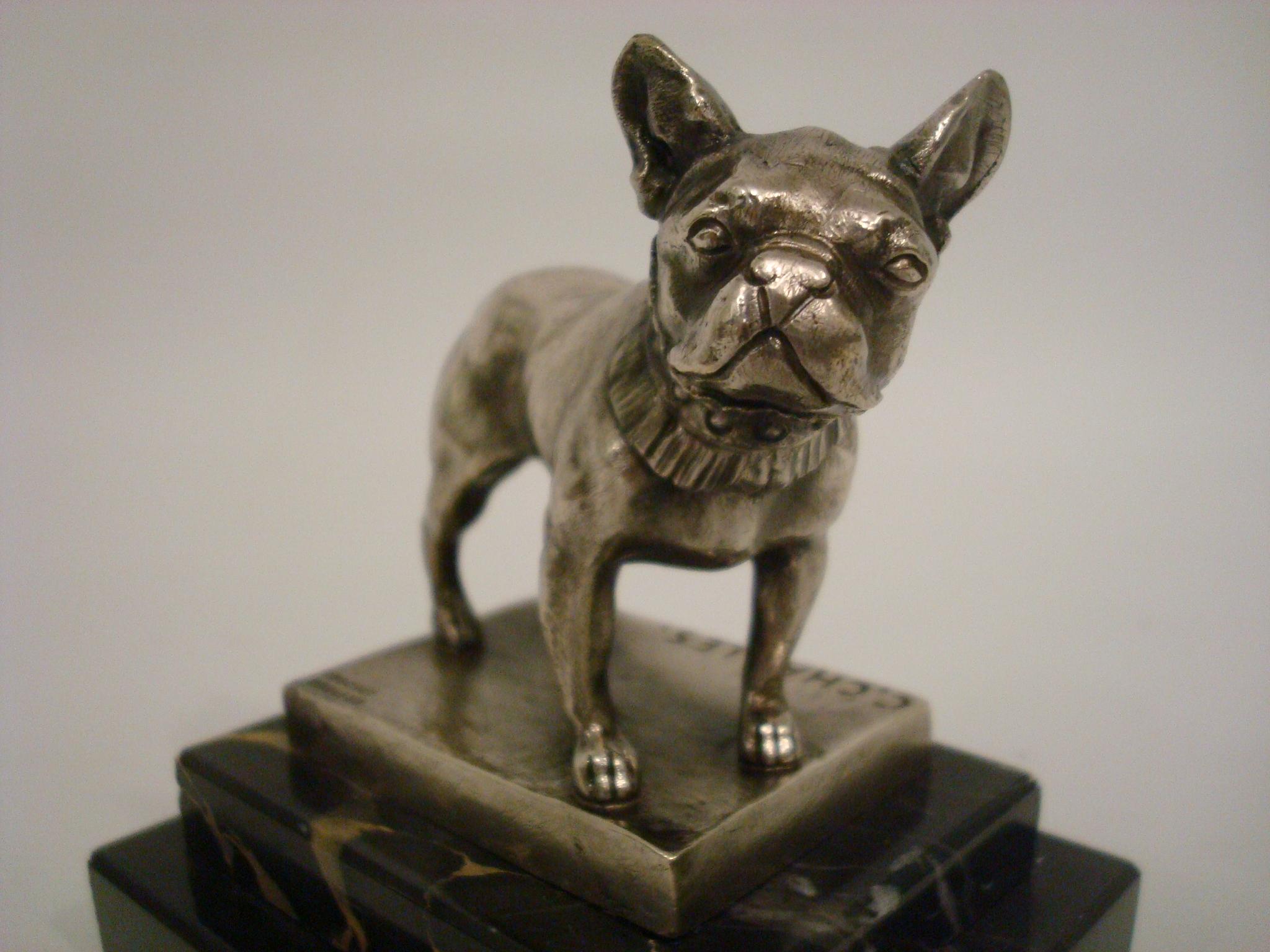 Français Sculpture / presse-papiers en bronze argenté repr�ésentant un bulldog français signé C. Charles 