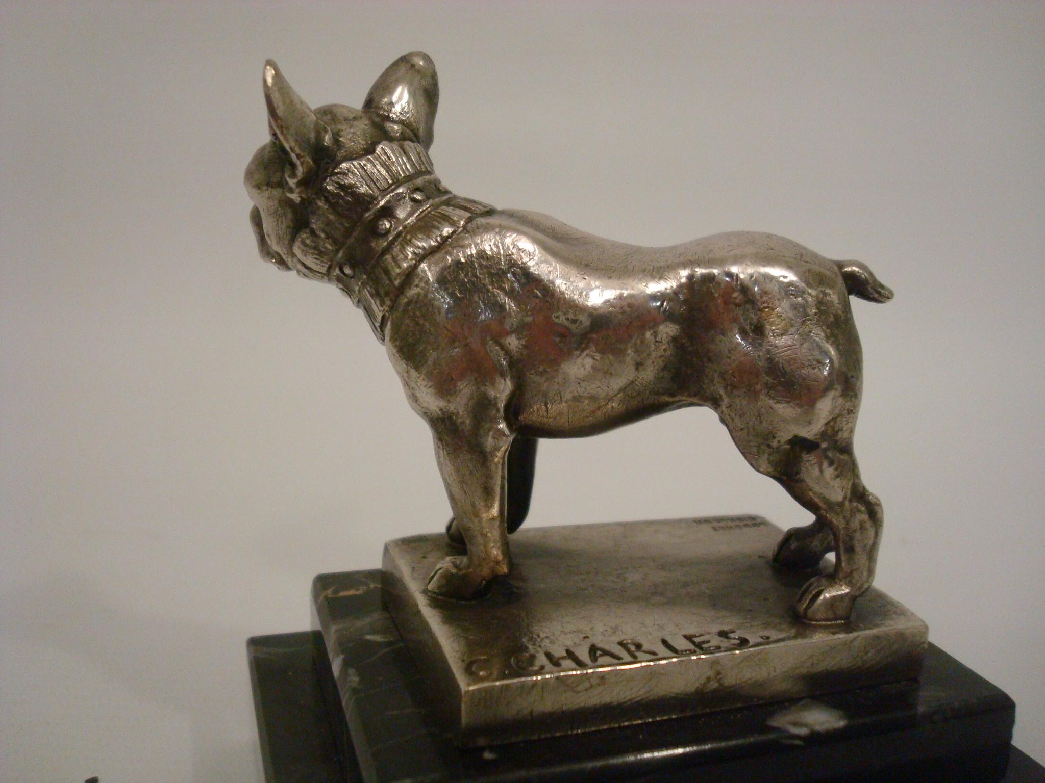 Argenté Sculpture / presse-papiers en bronze argenté représentant un bulldog français signé C. Charles 