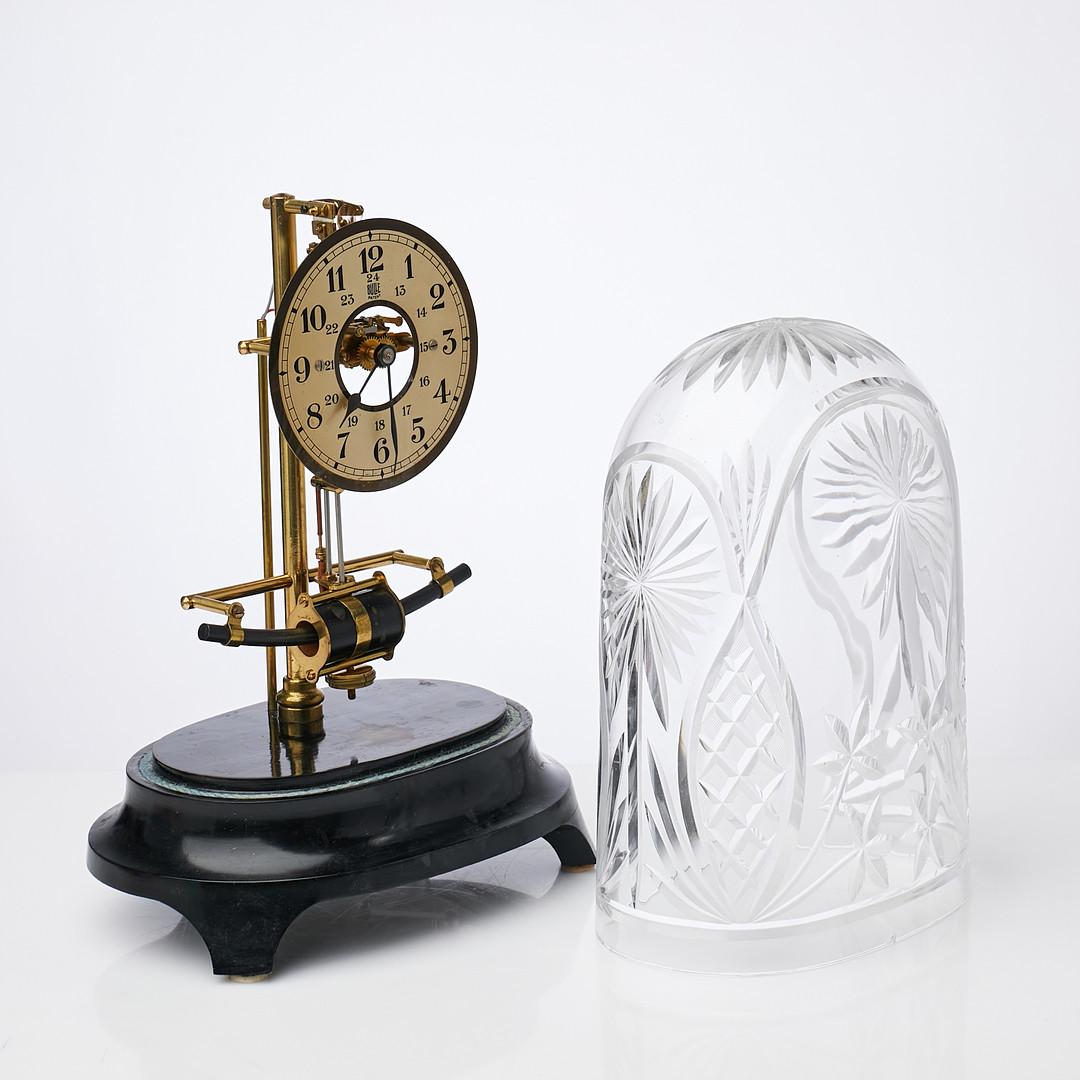 Français Horloge électrique française à bulle Dome en cristal taillé suédois  en vente