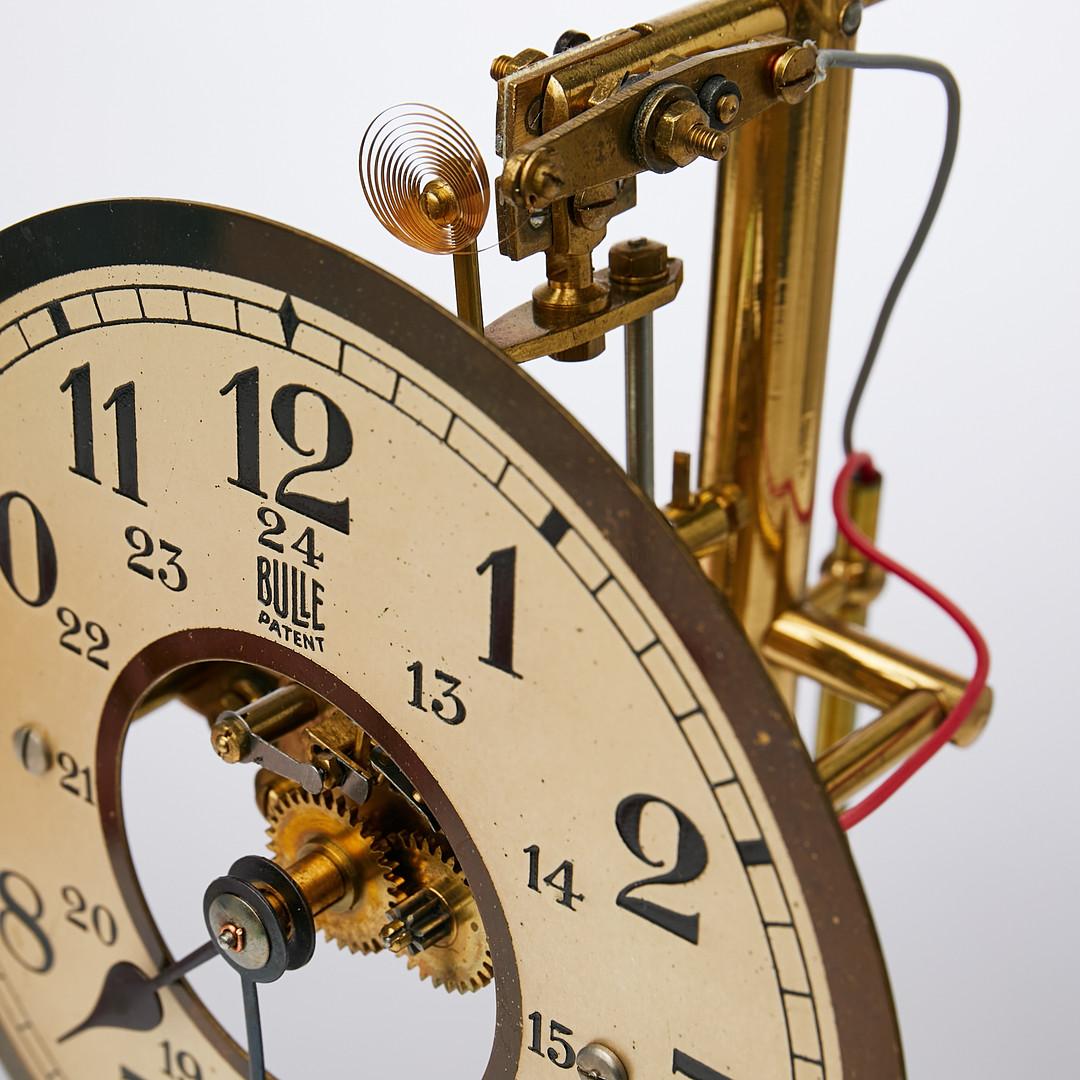 Milieu du XXe siècle Horloge électrique française à bulle Dome en cristal taillé suédois  en vente