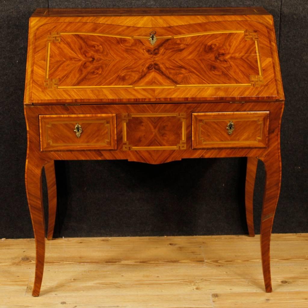 French bureau from the first half of the 20th century. Furniture pleasantly inlaid in walnut, rosewood, maple, tulipwood and fruitwood. Bureau with two external drawers, writing desk, four internal drawers and a central compartment. Wall furniture