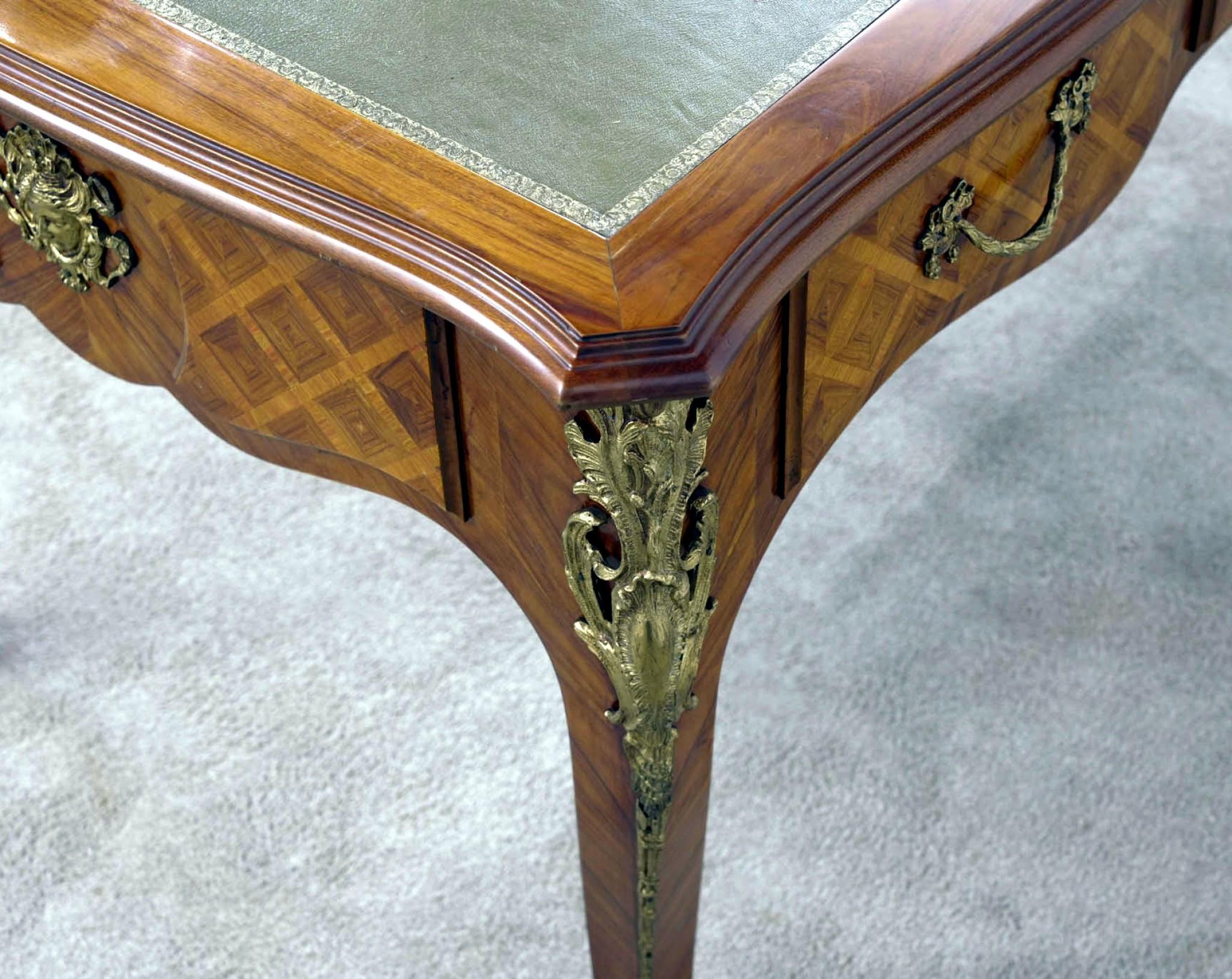 Stai visualizzando uno splendido bureau francese d'epoca in stile Napoleone III.
Presenta intricati disegni a intarsio di parquet.
Gli elementi di fissaggio dorati sono originali, comprese le maschere delle fanciulle alle due estremità.
Circa
