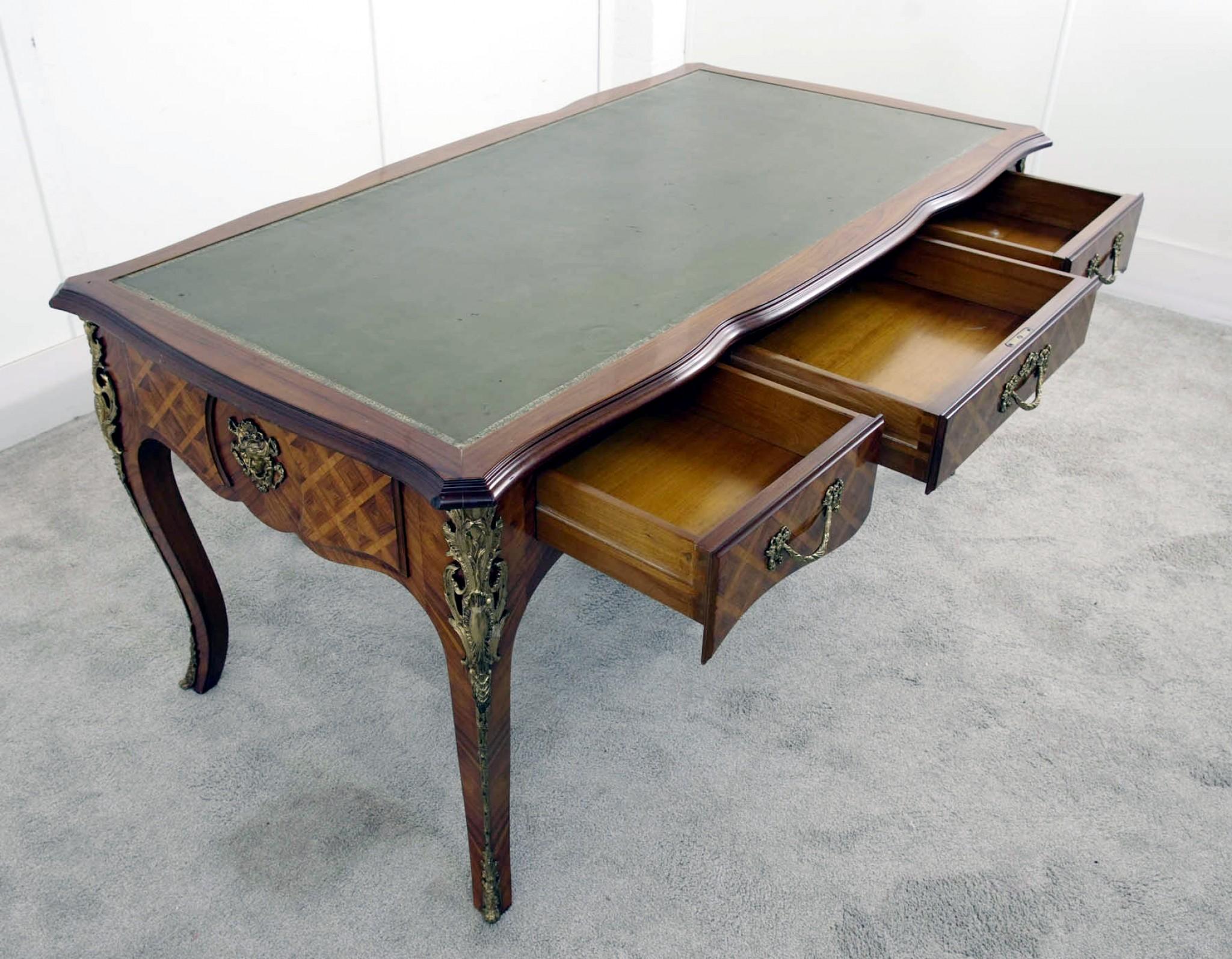 Inizio XX secolo Scrivania francese Antique Plat Tavolo da scrittura in parquet Napoleone III in vendita