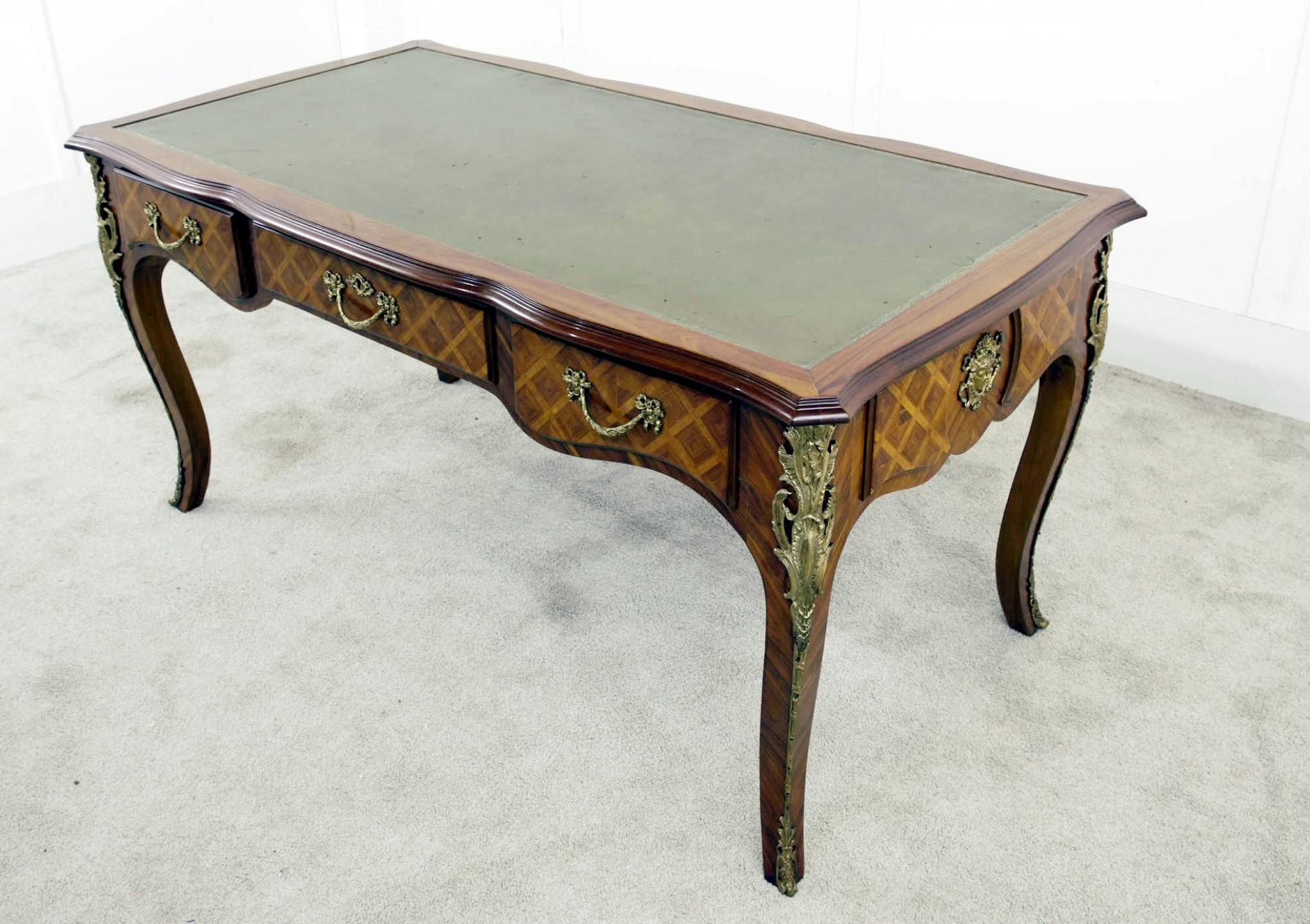Legno Scrivania francese Antique Plat Tavolo da scrittura in parquet Napoleone III in vendita