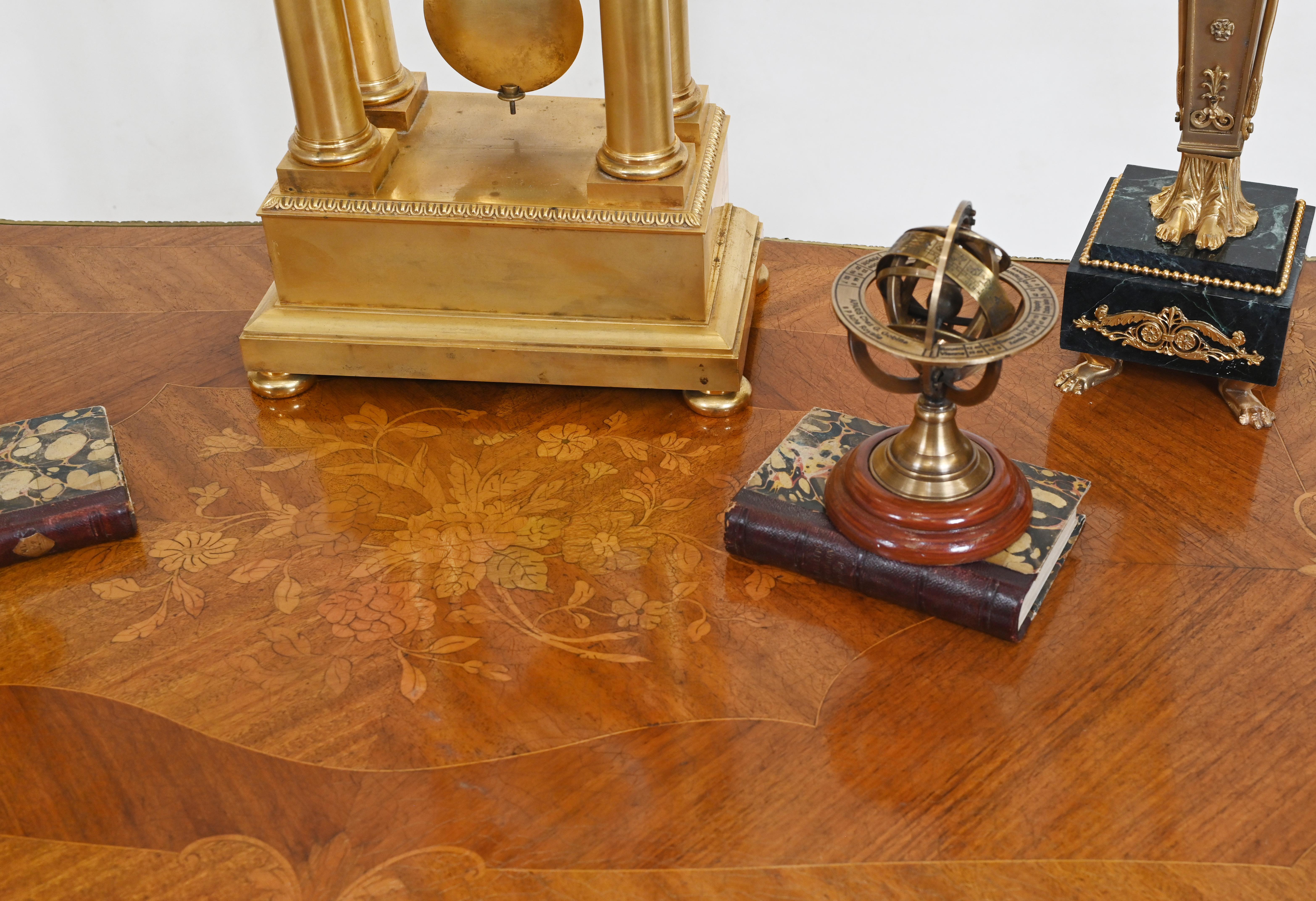Stai guardando uno splendido scrittoio o bureau francese in stile Luigi XVI.
Design elegante con gambe a cabriola e intarsio di tarsia
Gli apparecchi Ormolu sono originali
Acquistato da un commerciante di Marche Biron ai mercatini dell'antiquariato