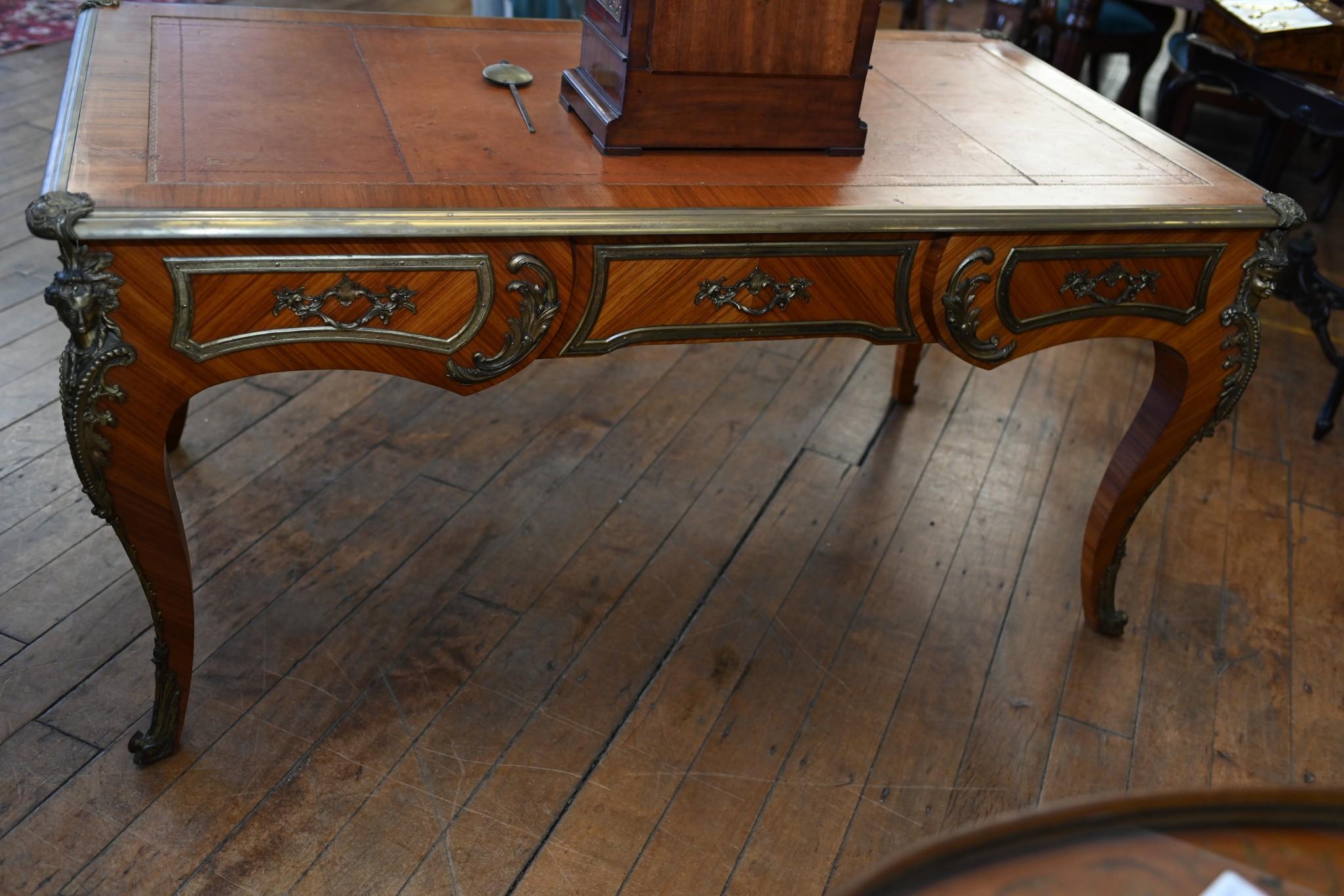 Sie sehen einen wunderschönen Schreibtisch im Louis XVI-Stil aus Kingwood
Wir datieren diesen wunderschönen antiken französischen Schreibtisch auf ca. 1920
Handgefertigt aus Königsholz mit originalen Ormolu-Beschlägen
Schreibfläche aus