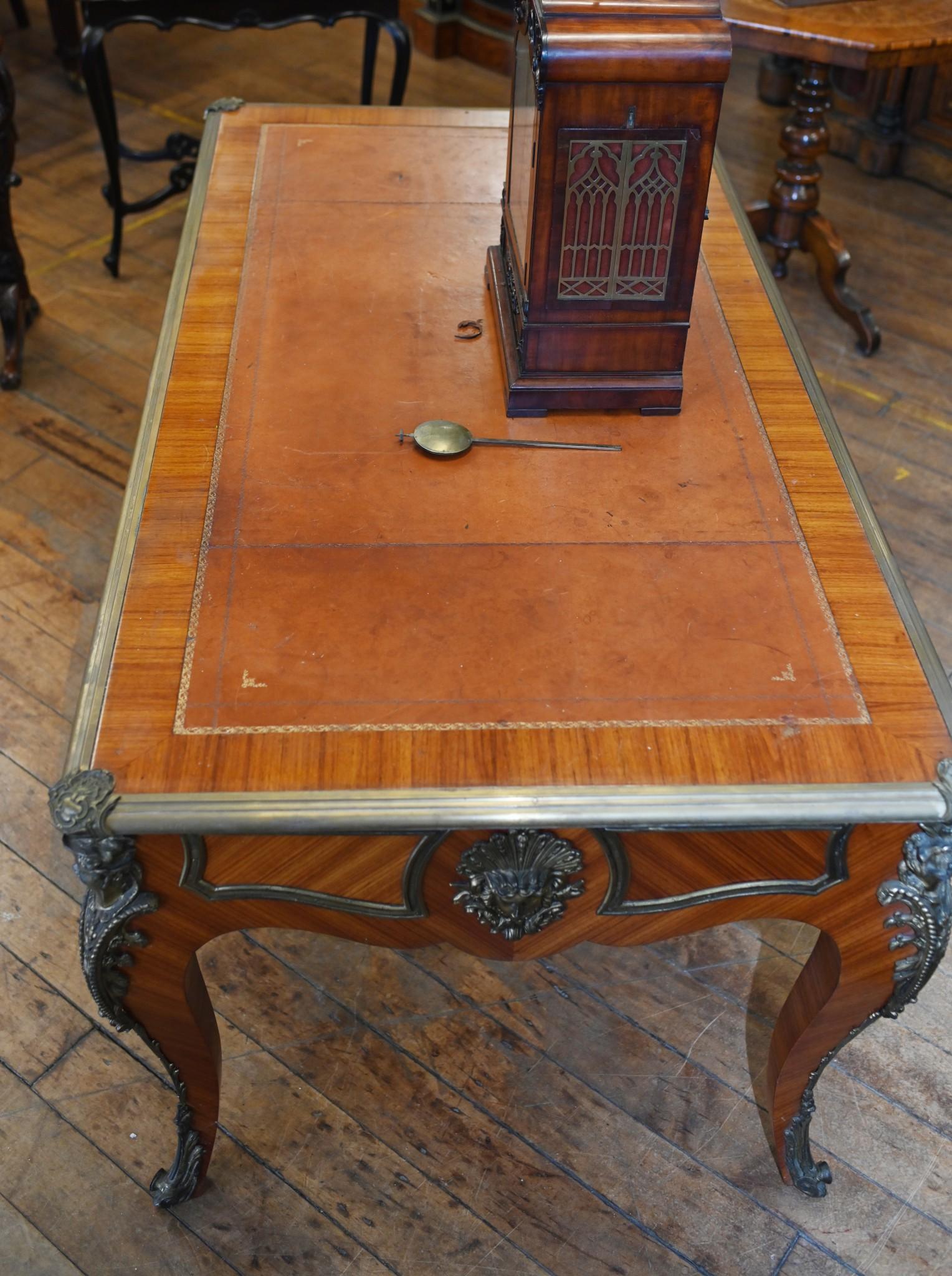 Französischer Bureau Plat Schreibtisch Louis XVI.-Schreibtisch (Frühes 20. Jahrhundert) im Angebot