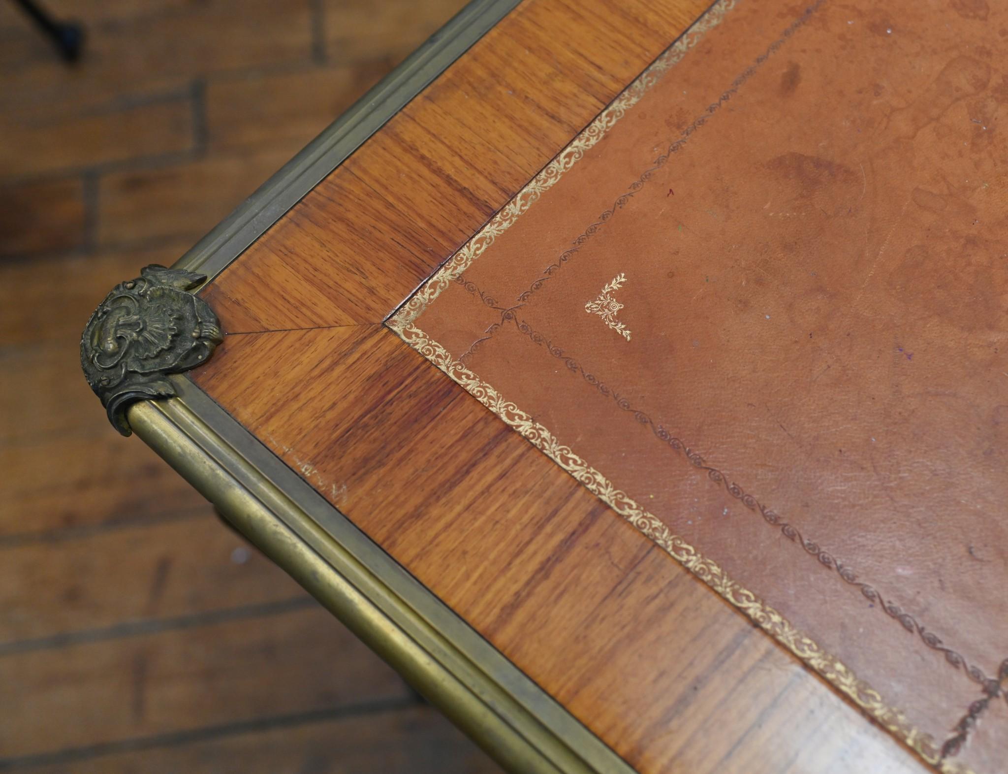 Französischer Bureau Plat Schreibtisch Louis XVI.-Schreibtisch (Veilchenholz) im Angebot