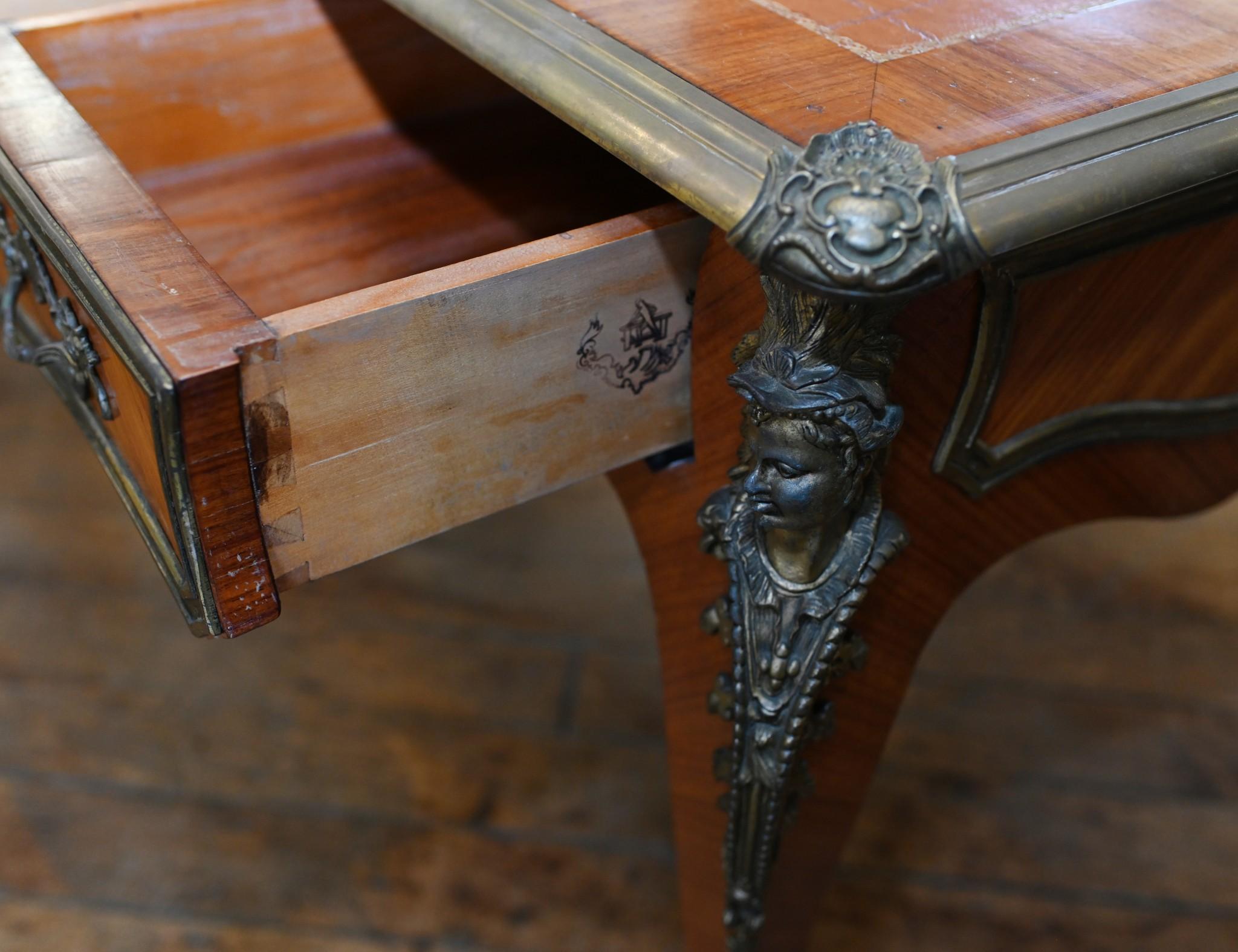 Französischer Bureau Plat Schreibtisch Louis XVI.-Schreibtisch im Angebot 1