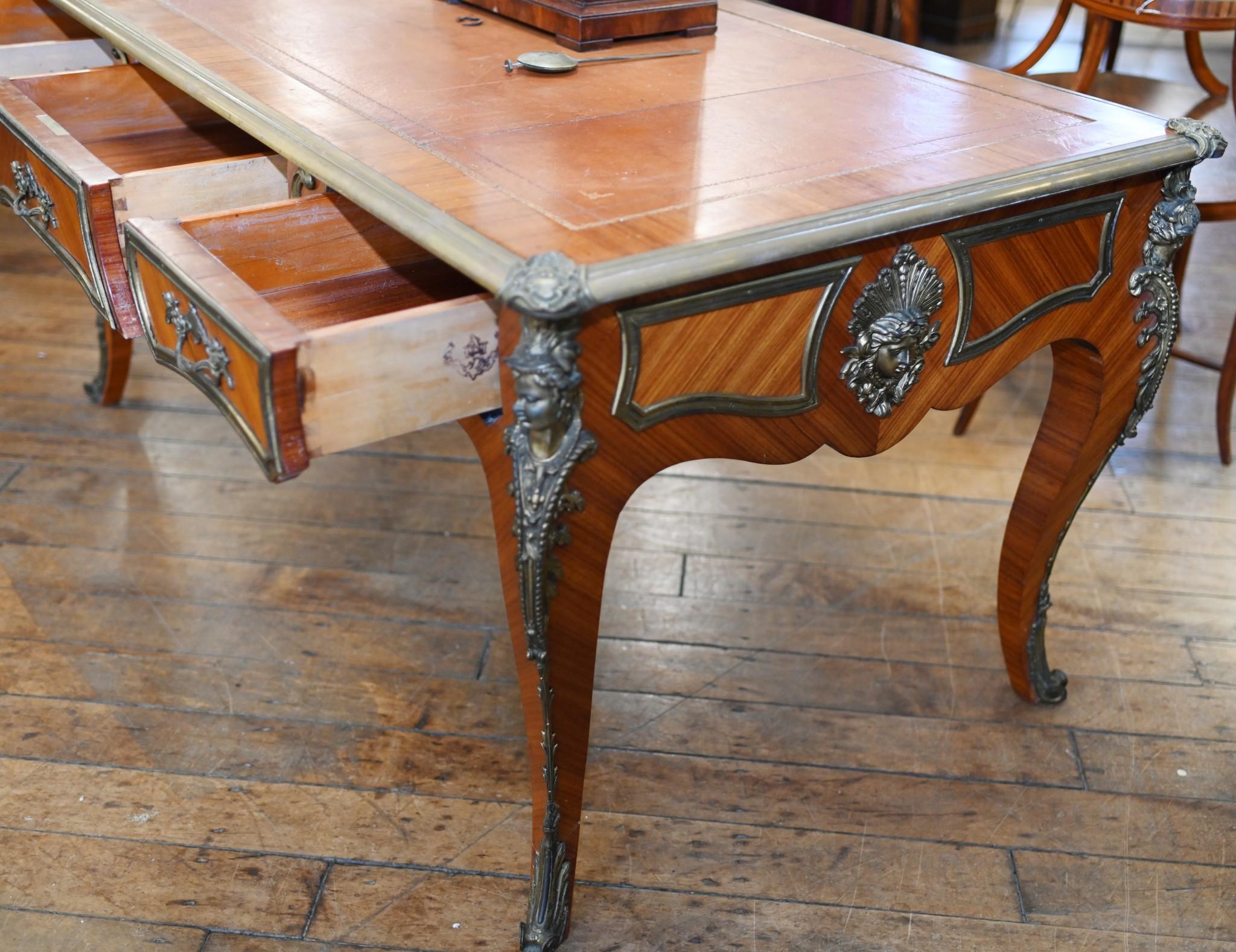 Französischer Bureau Plat Schreibtisch Louis XVI.-Schreibtisch im Angebot 2